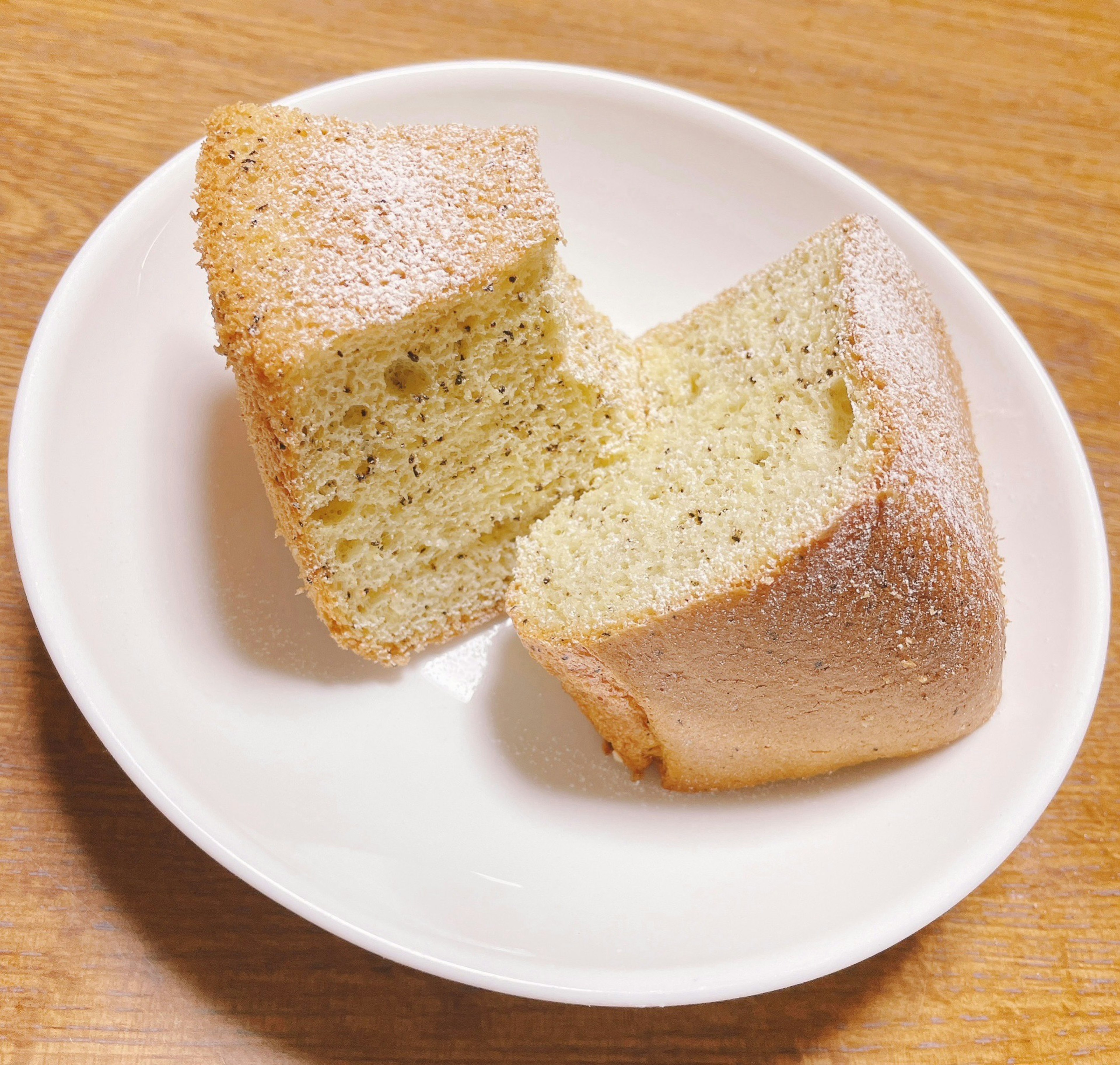 Fluffiger Kuchen in Stücke geschnitten auf einem weißen Teller