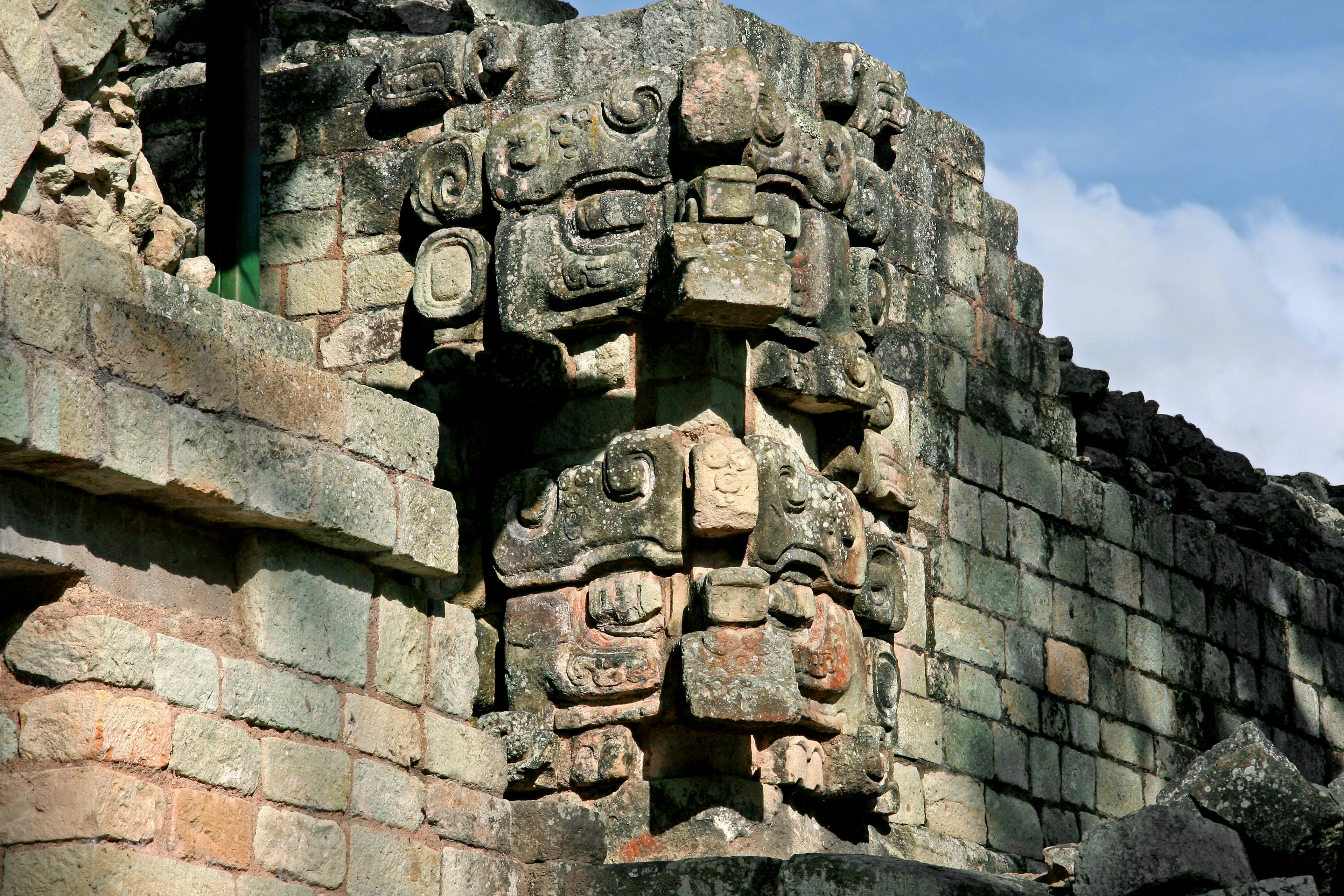 Antike Maya-Steinskulptur mit kunstvollen Schnitzereien