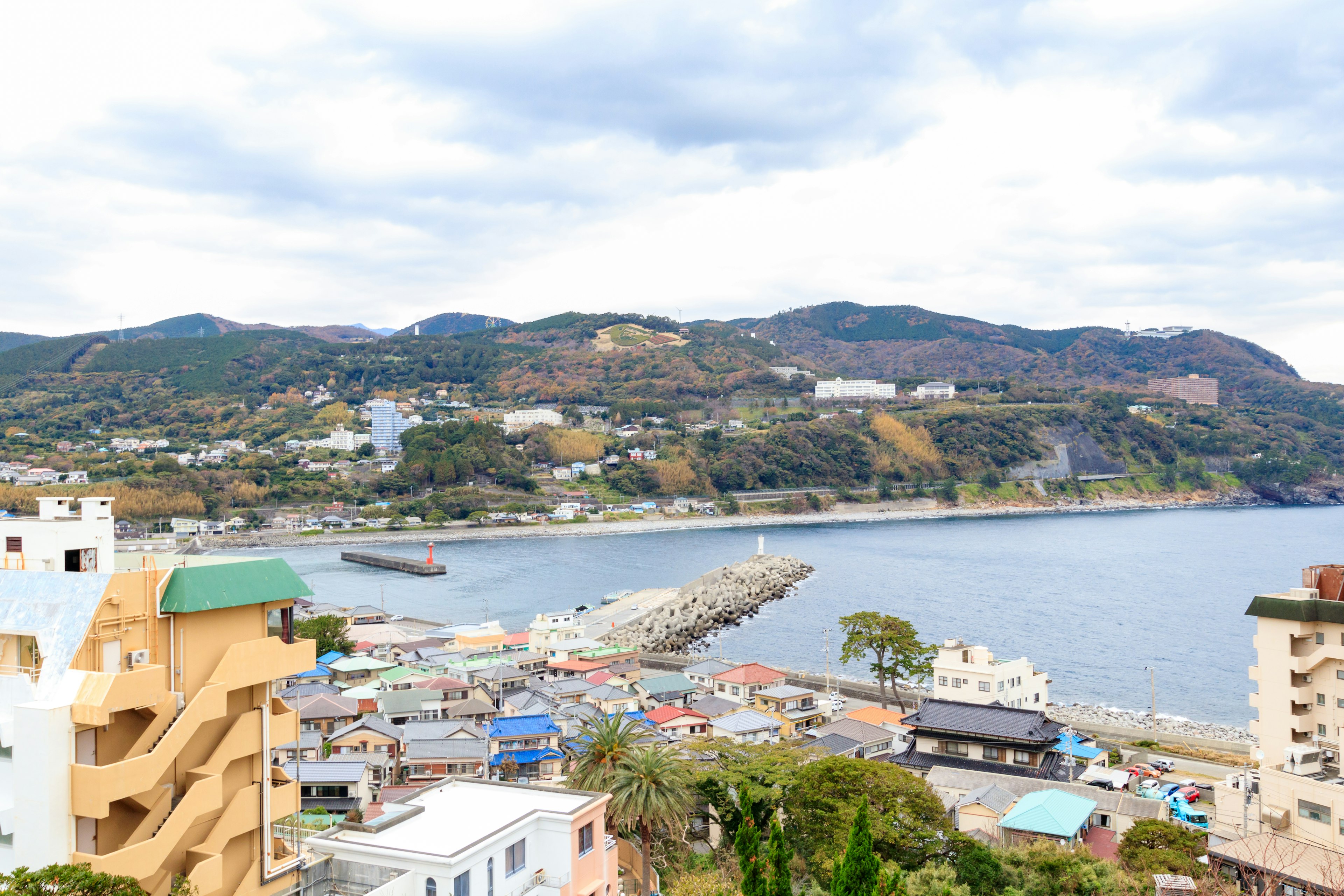 海岸線と港が広がる風景と山々の景色