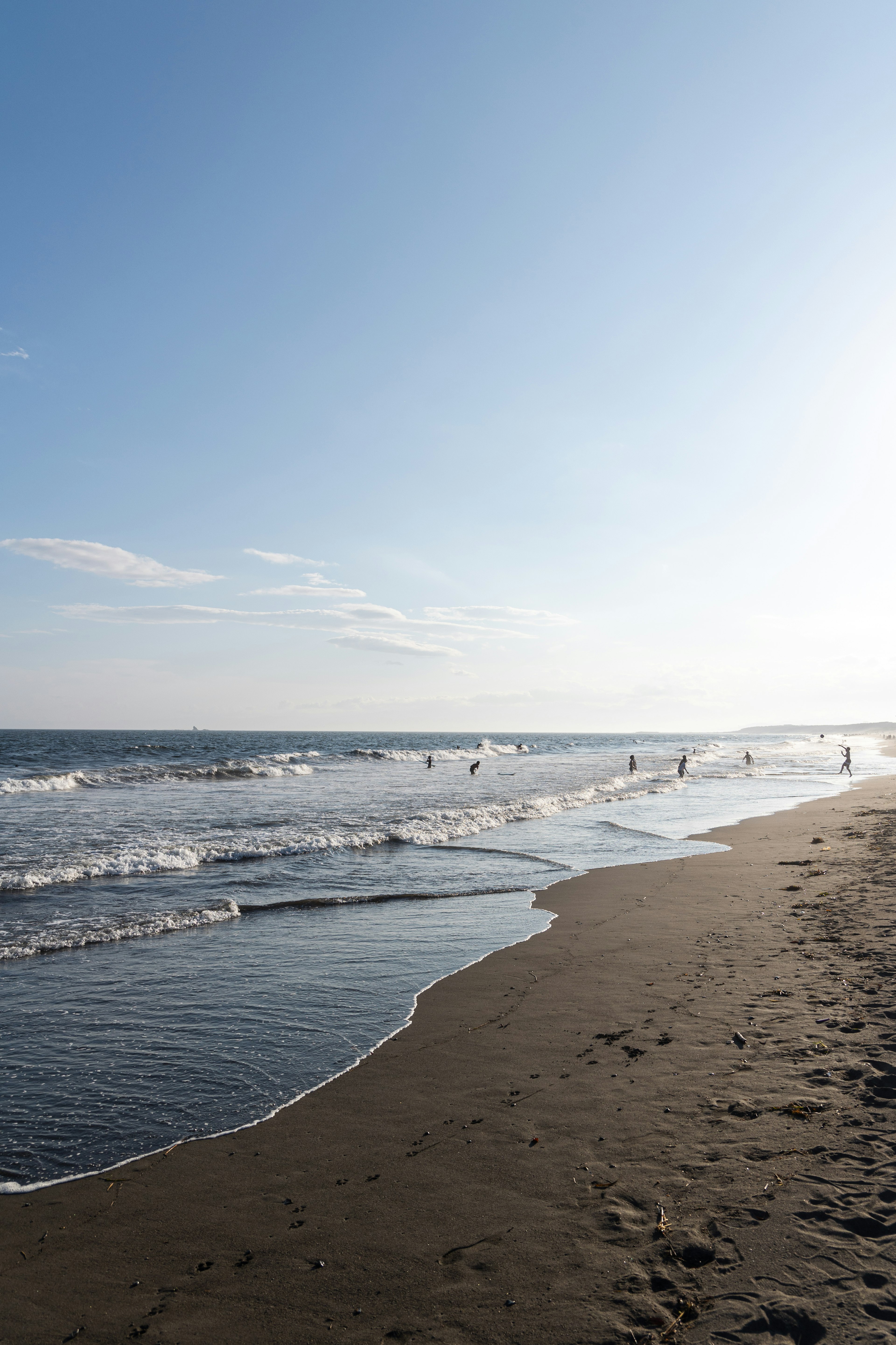 Scène de plage avec ciel bleu et vagues douces