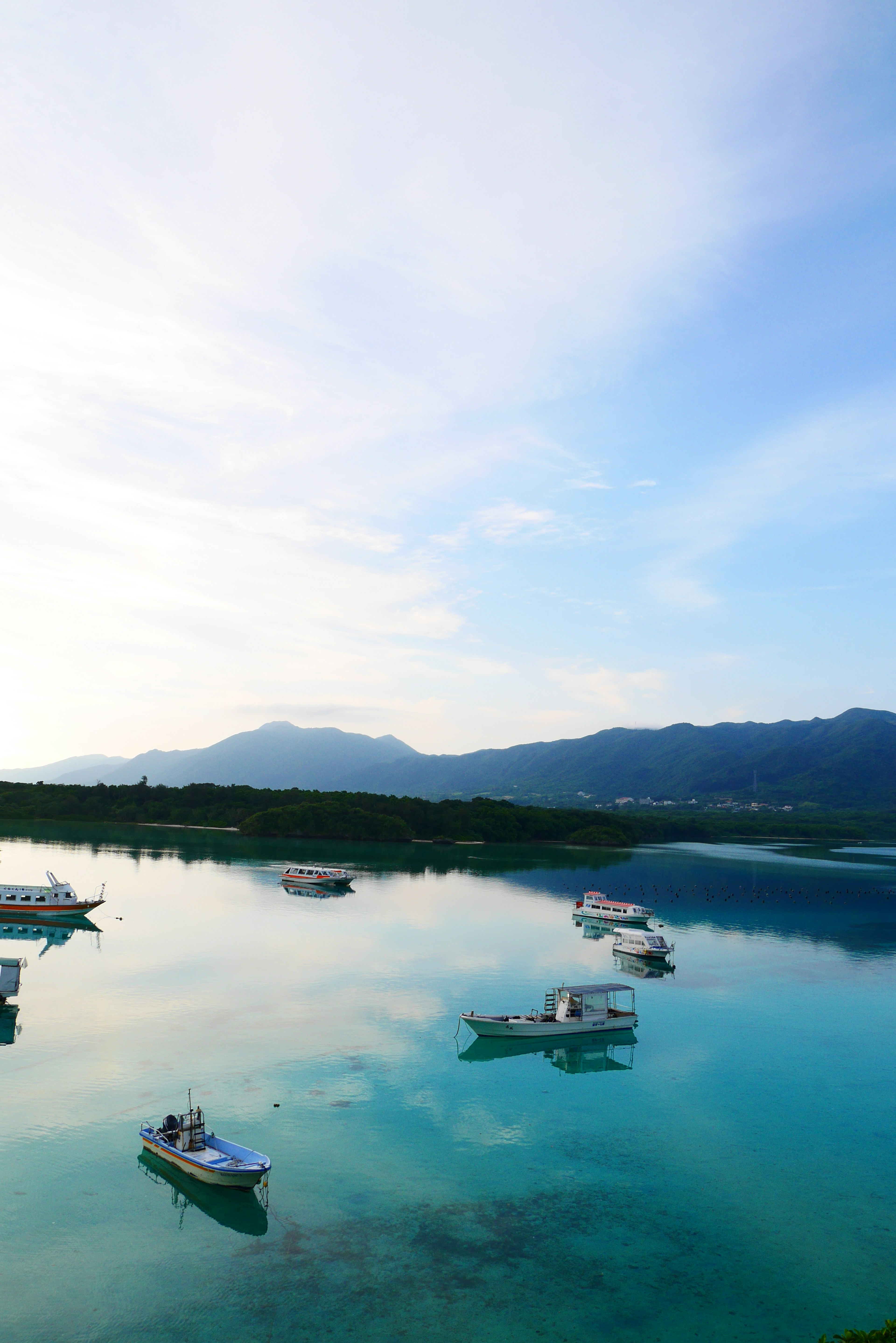 穏やかな海と小さなボートが浮かぶ景色