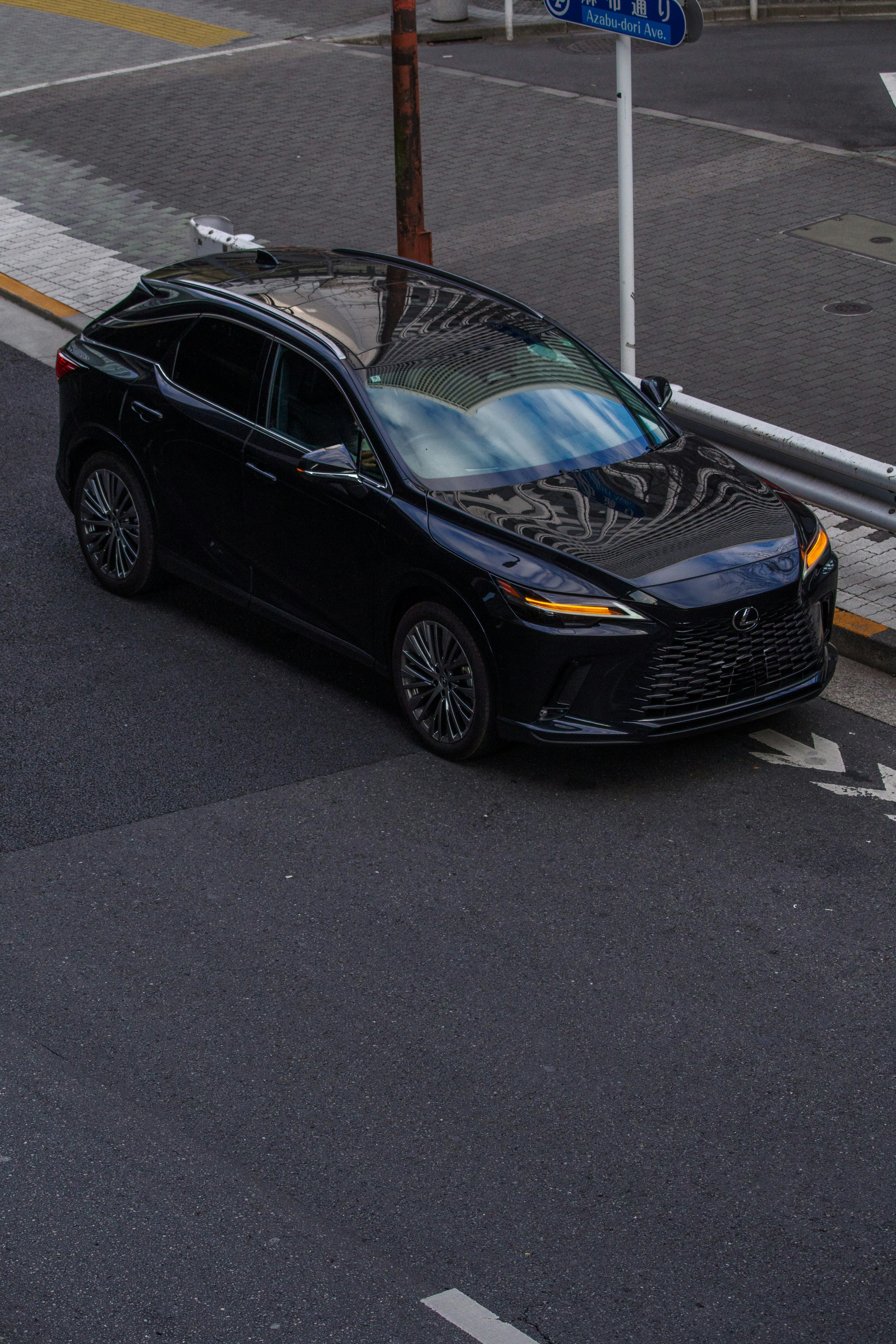 黒いSUVが街中の道路に停車している