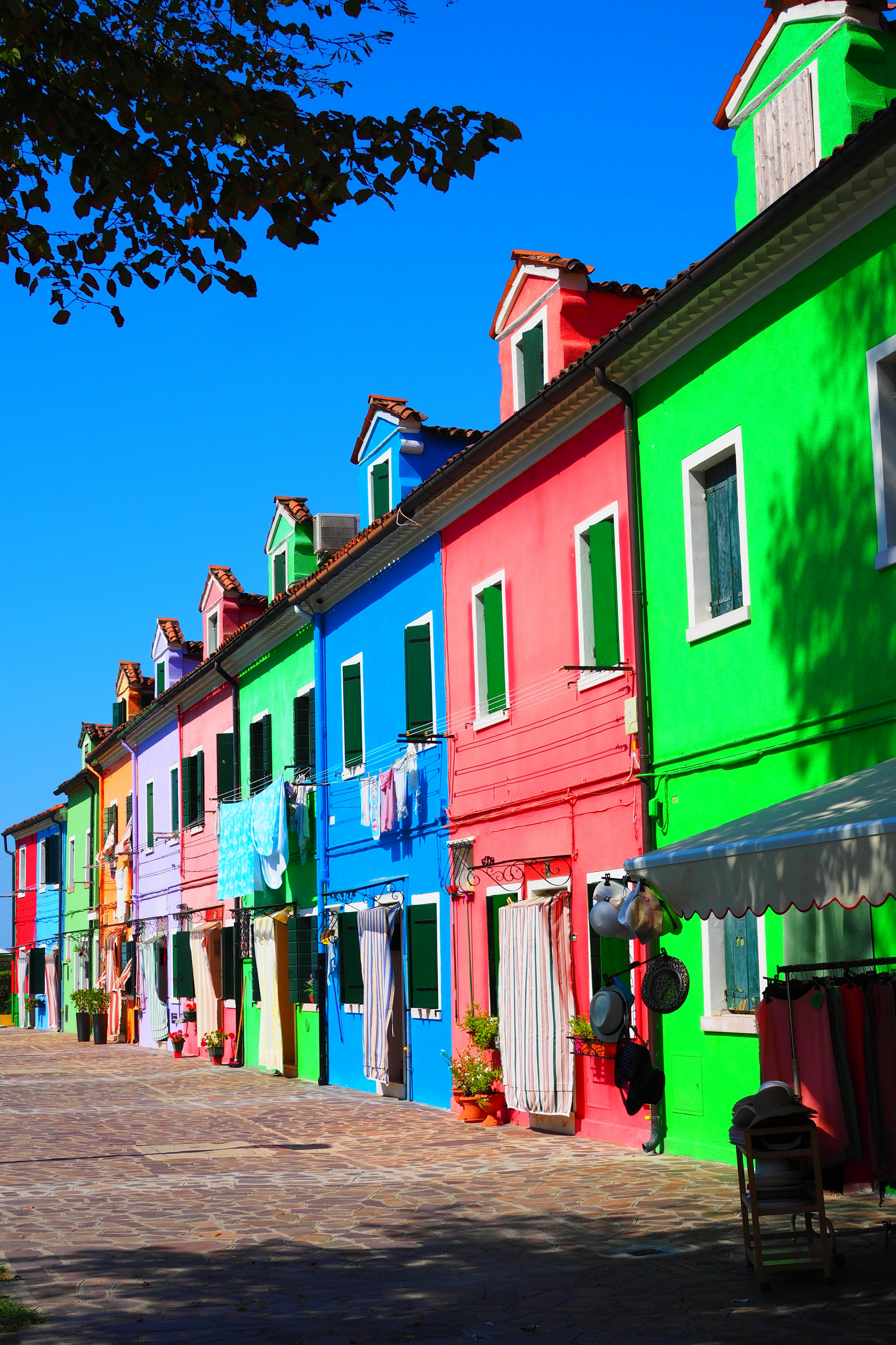 Rumah warna-warni yang berjejer di jalanan Pulau Burano