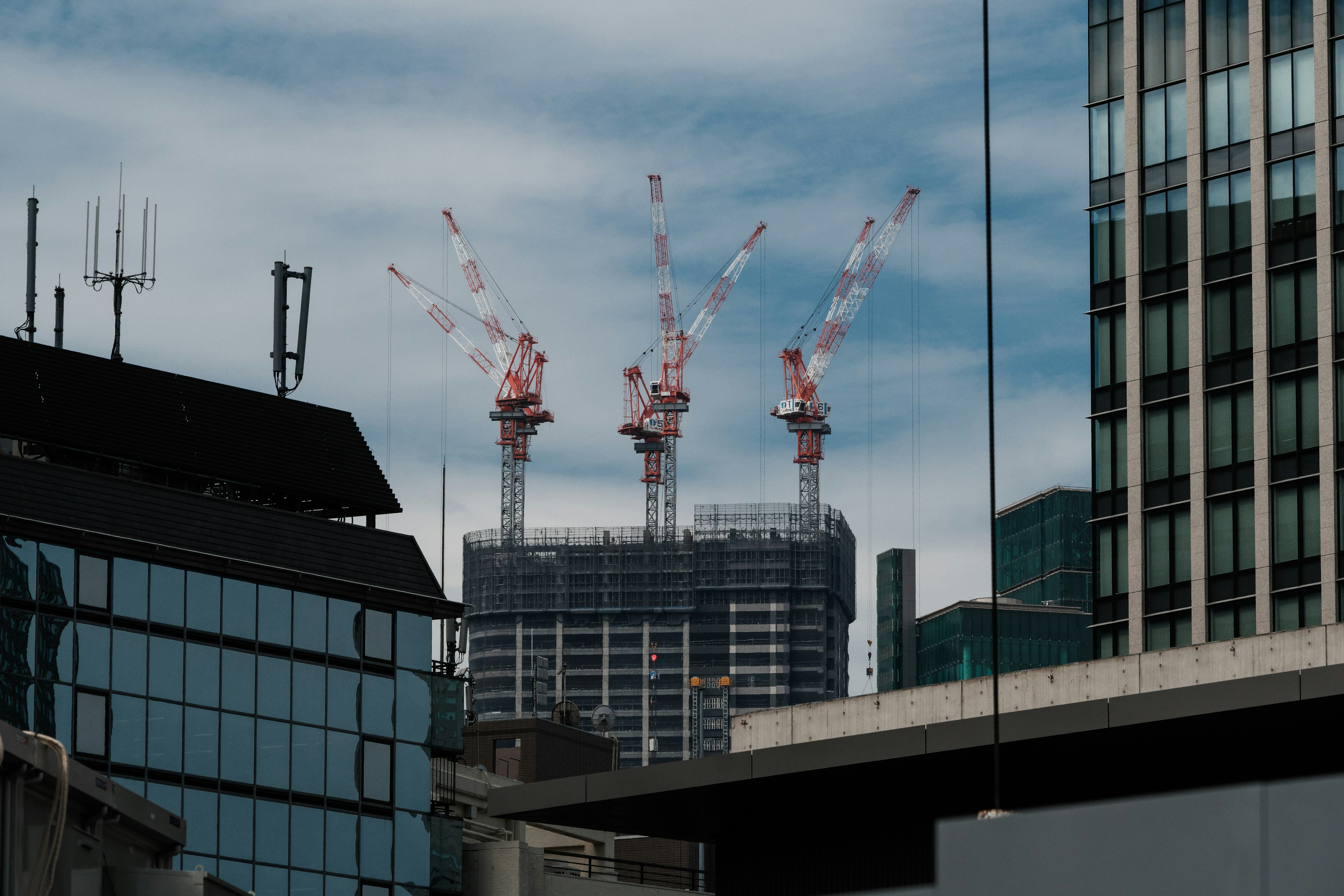 建築工地有起重機和現代建築