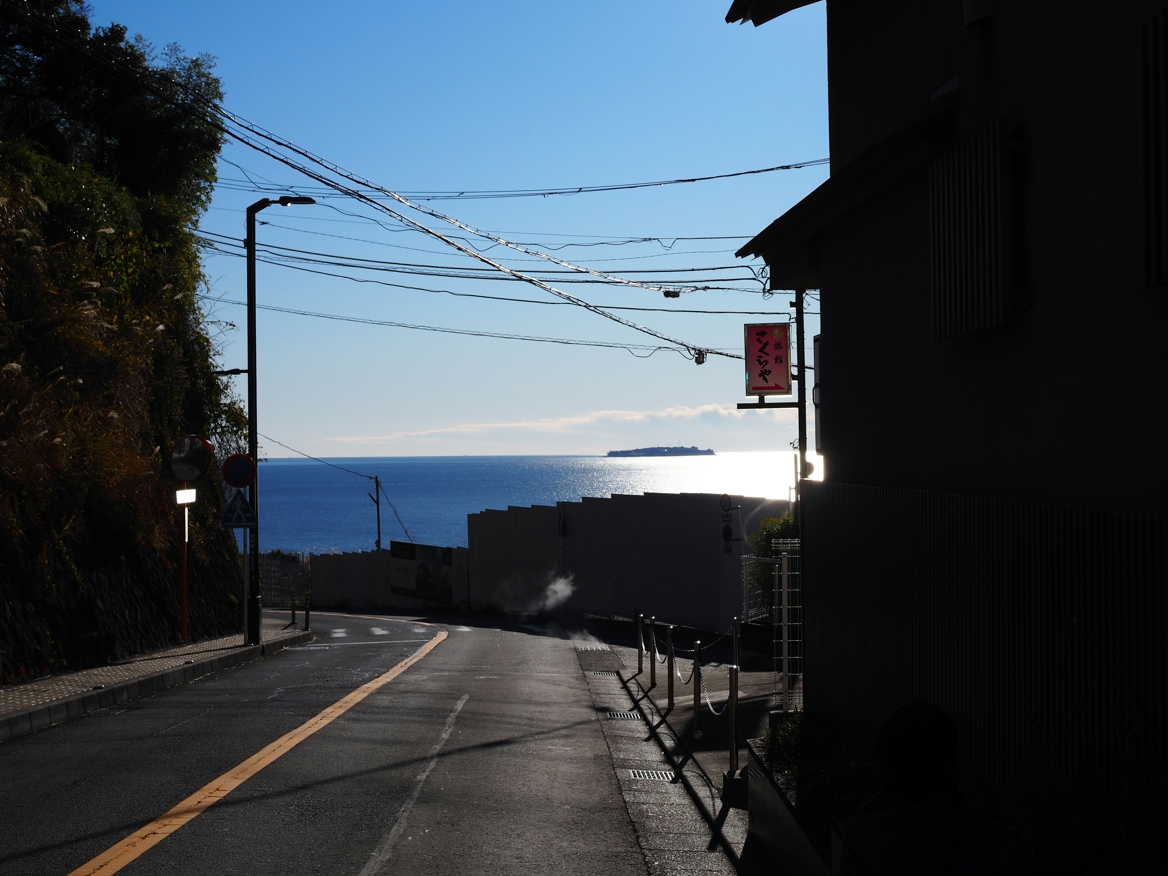 宁静的道路,海洋景观和蓝天