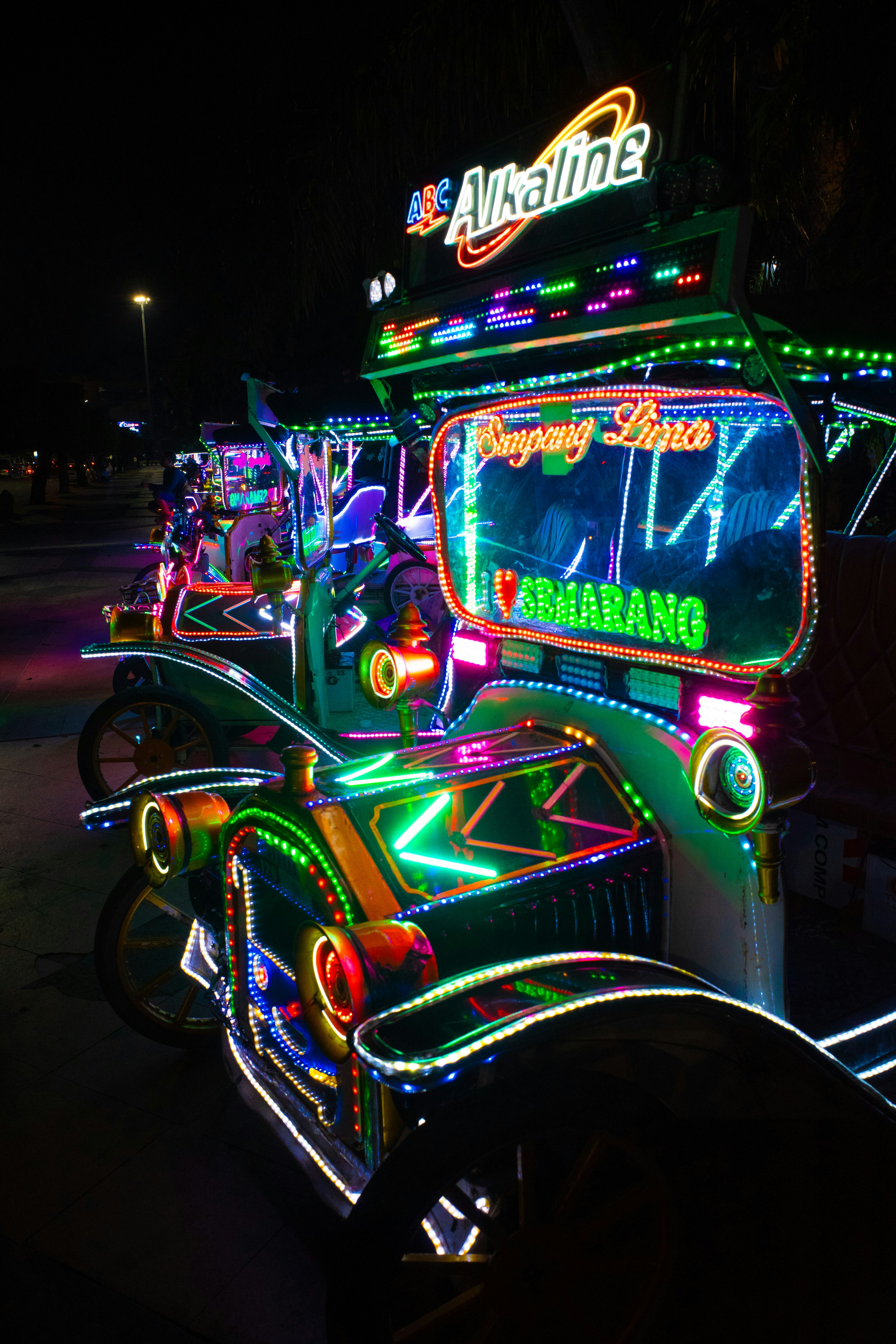 Jeepney colorati illuminati in fila di notte