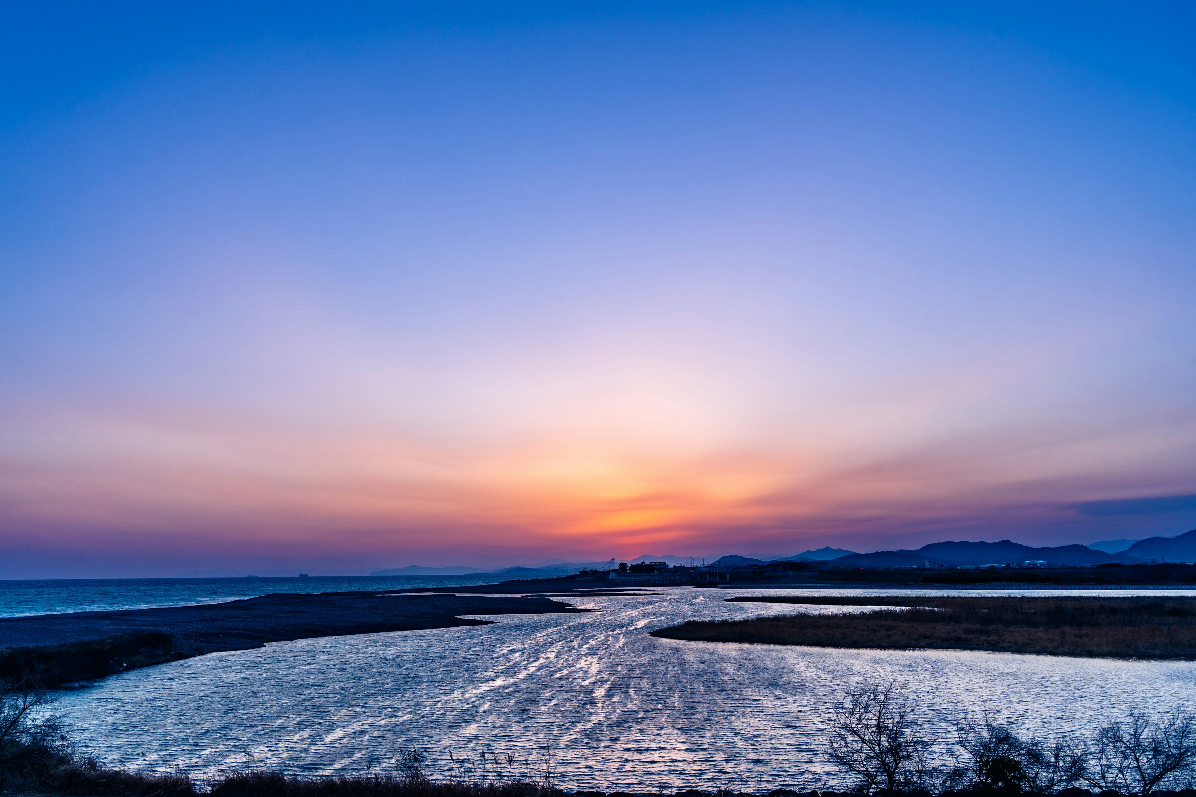 美しい夕日が海に沈む風景と静かな水面の反射