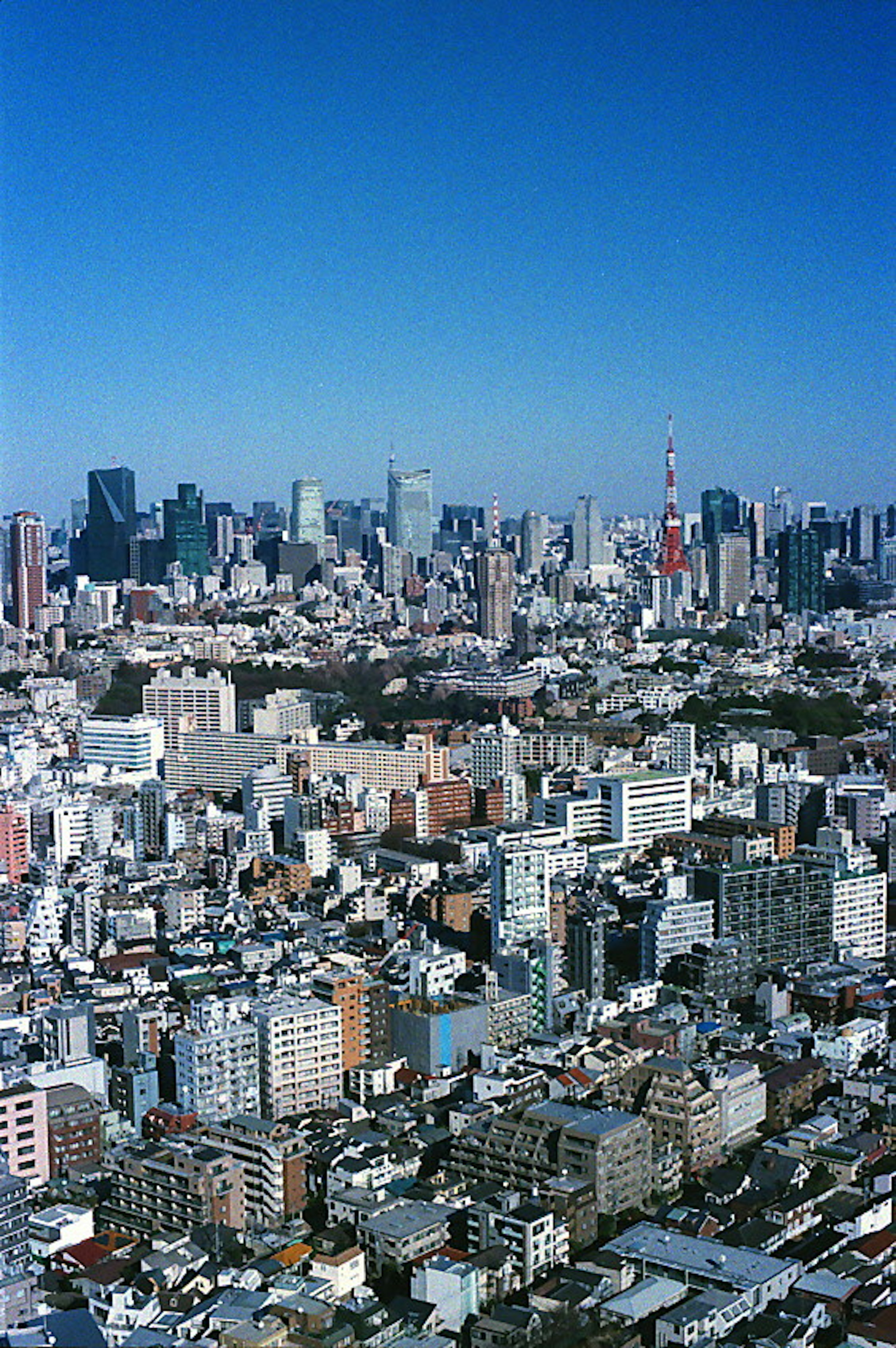 Luftaufnahme von Tokio mit städtischer Landschaft und Wolkenkratzern