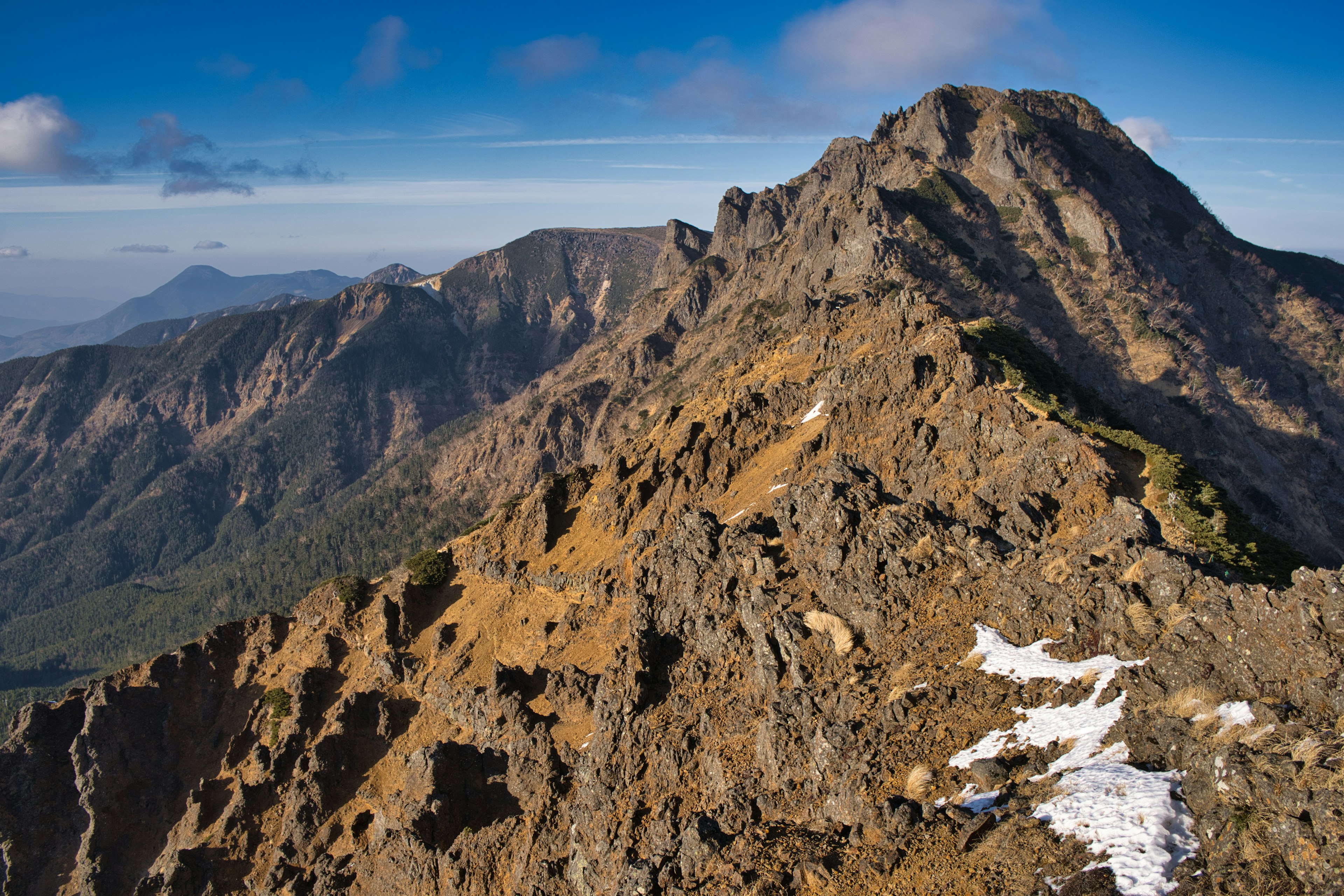 Atemberaubende Aussicht auf Berggipfel und felsiges Terrain