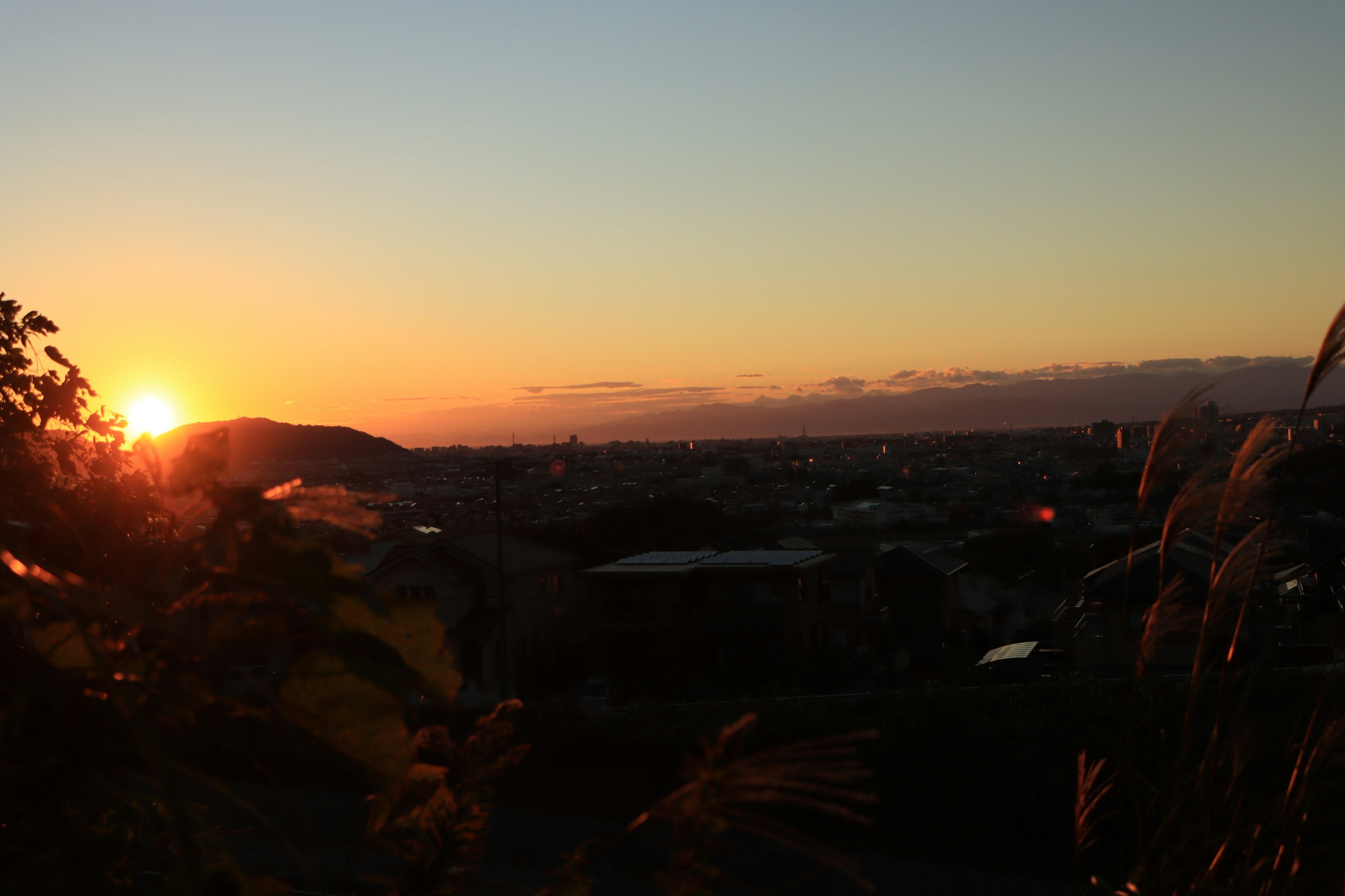 Paesaggio al tramonto con skyline della città visibile