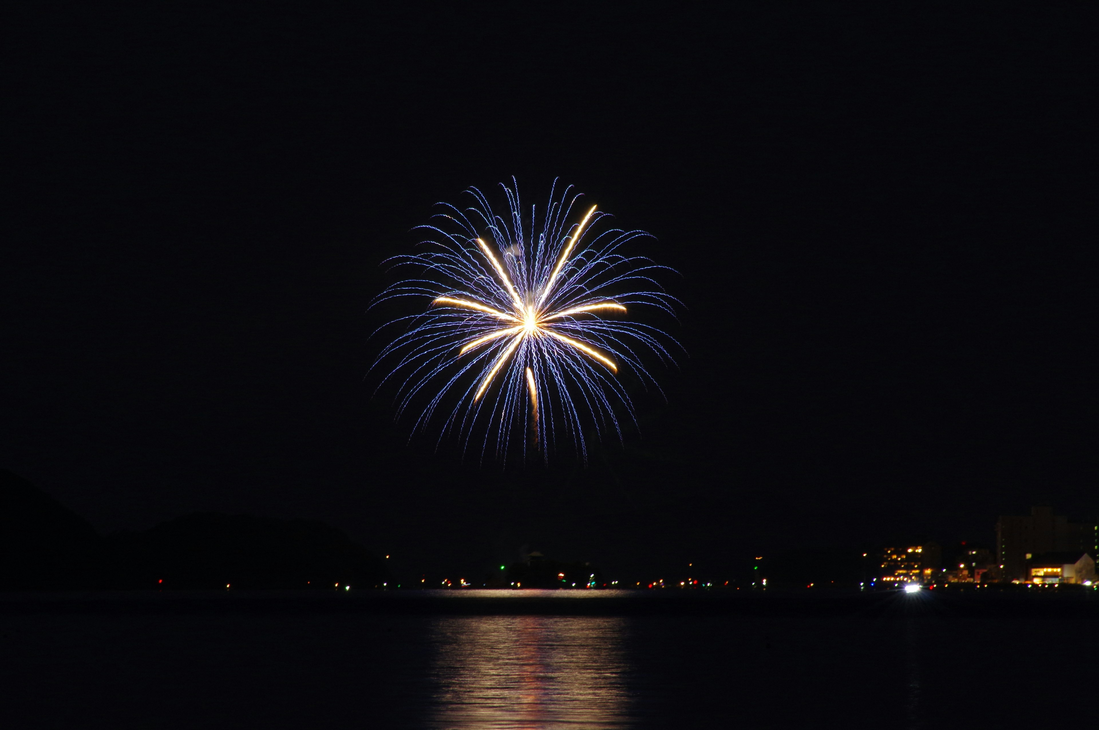 Hermoso espectáculo de fuegos artificiales azules en el cielo nocturno