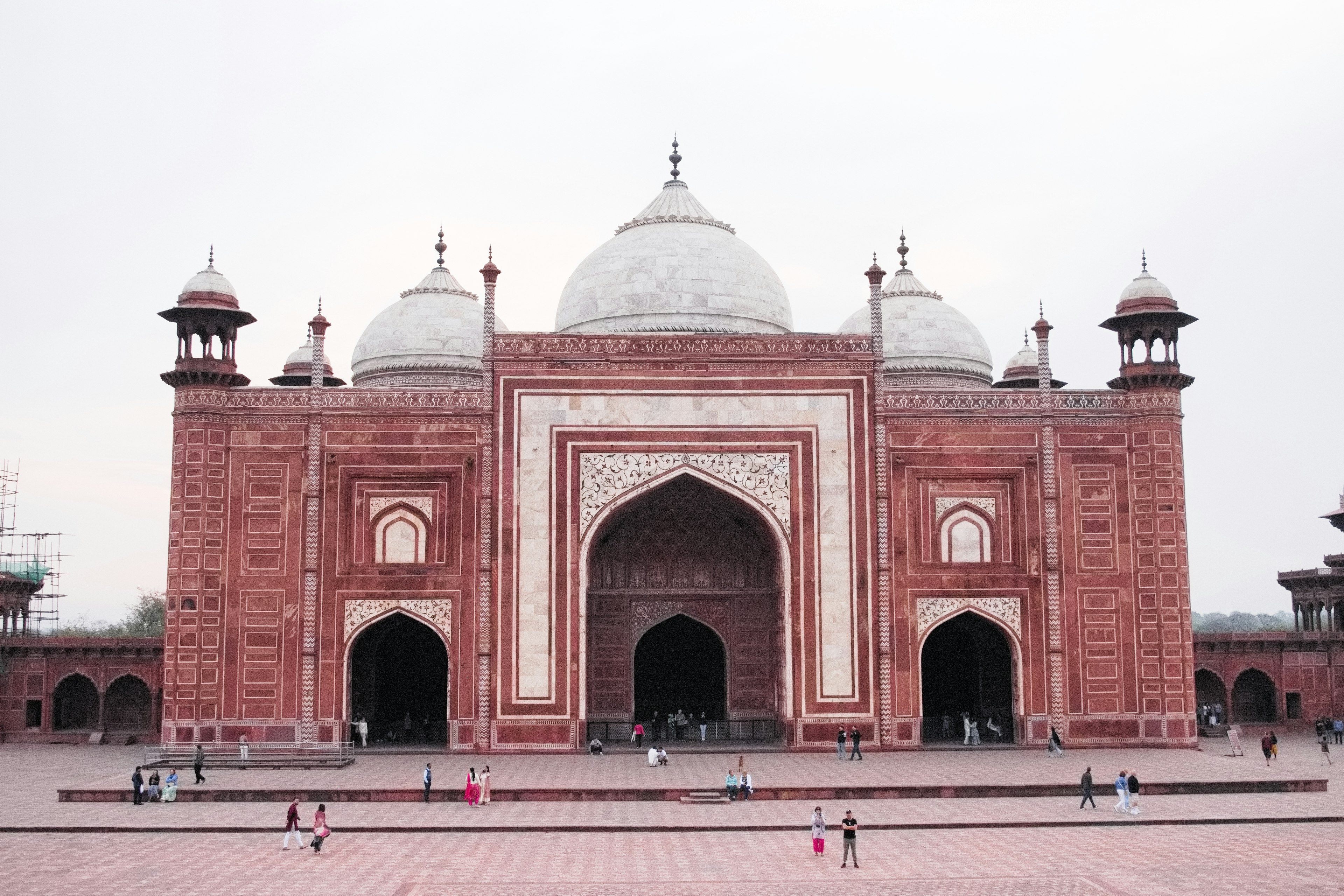 Vista exterior del Taj Mahal con detalles intrincados de la cúpula