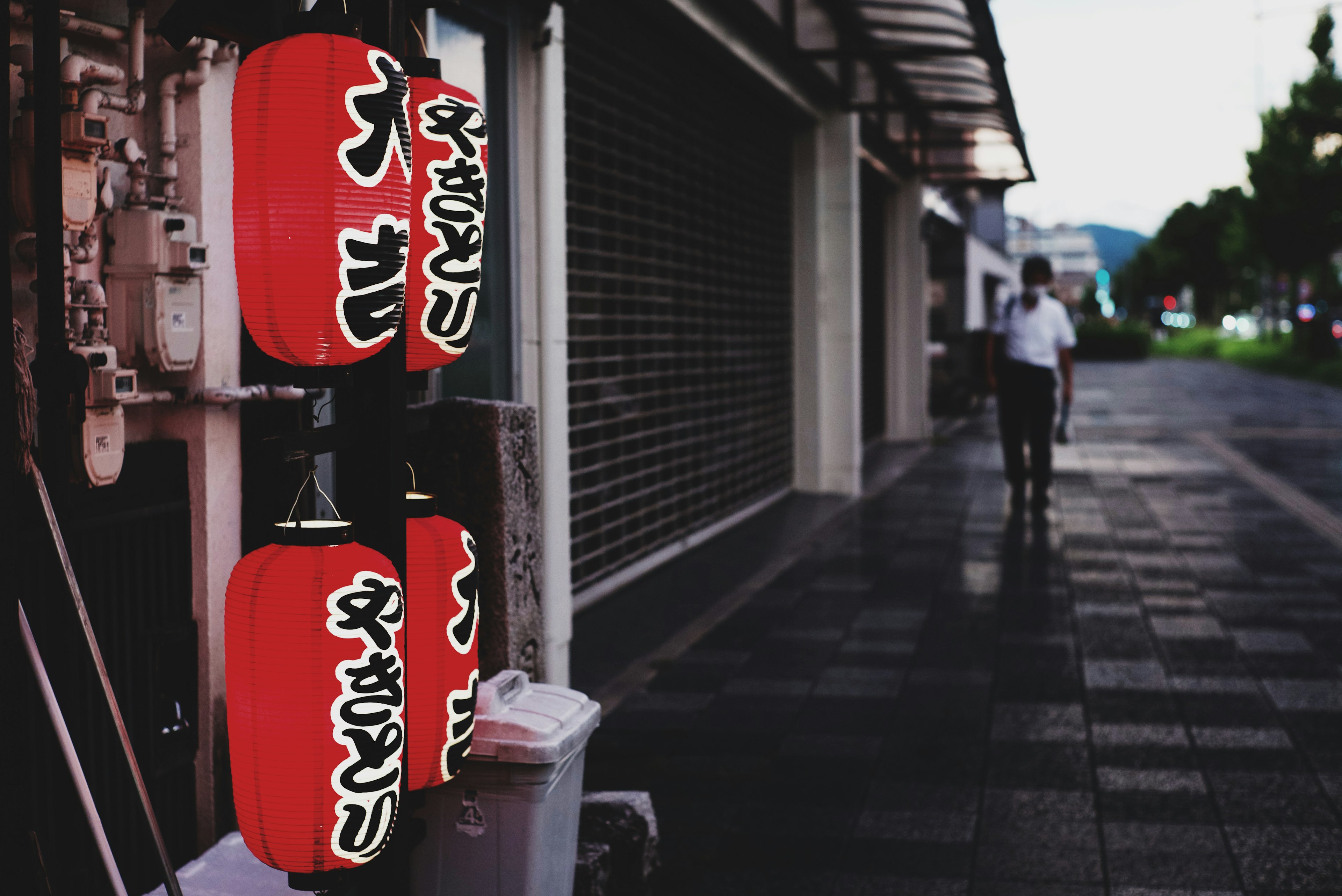 街角場景，紅色燈籠和商店外觀