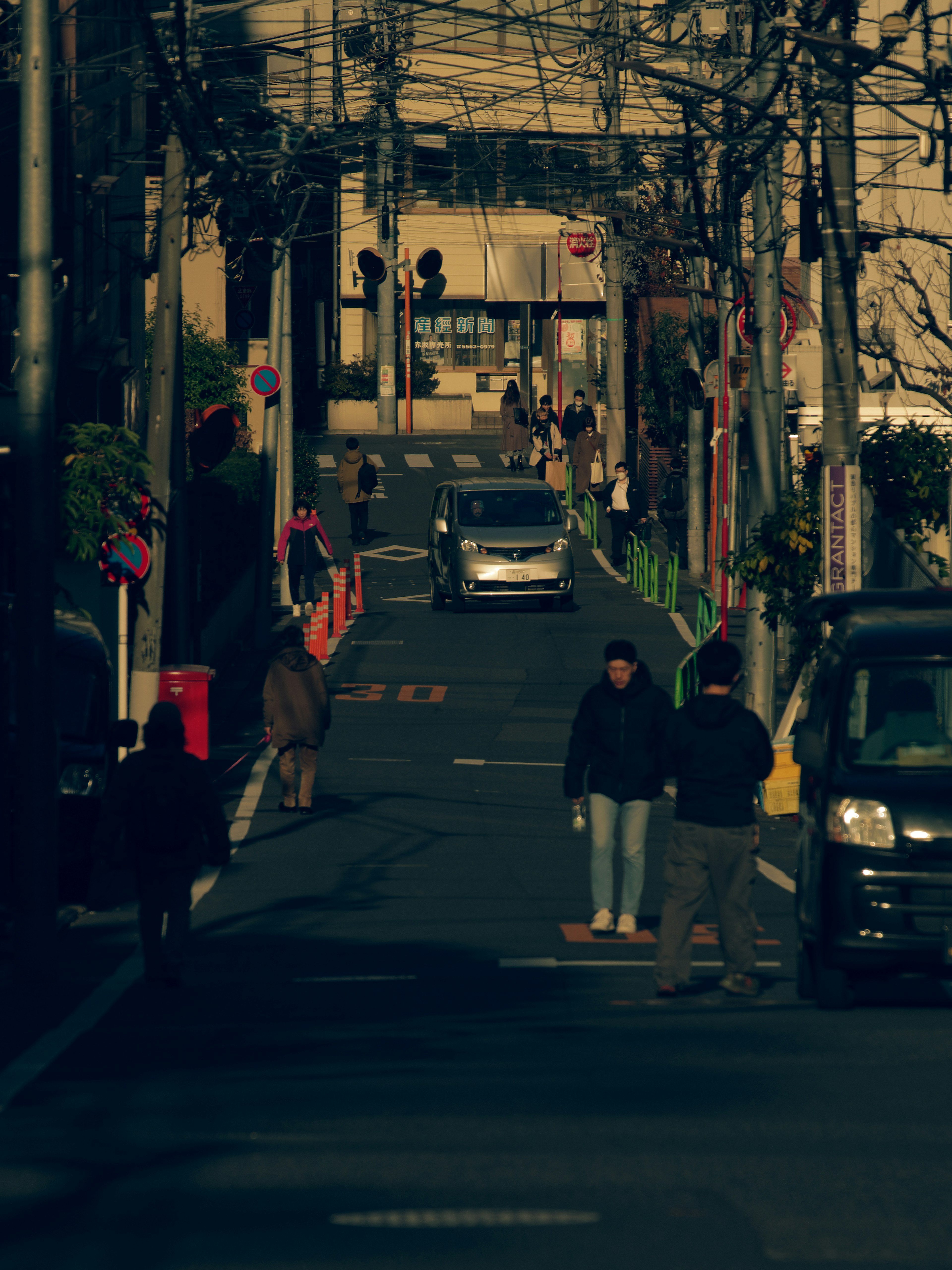 賑やかな街の通りで人々が歩いている風景