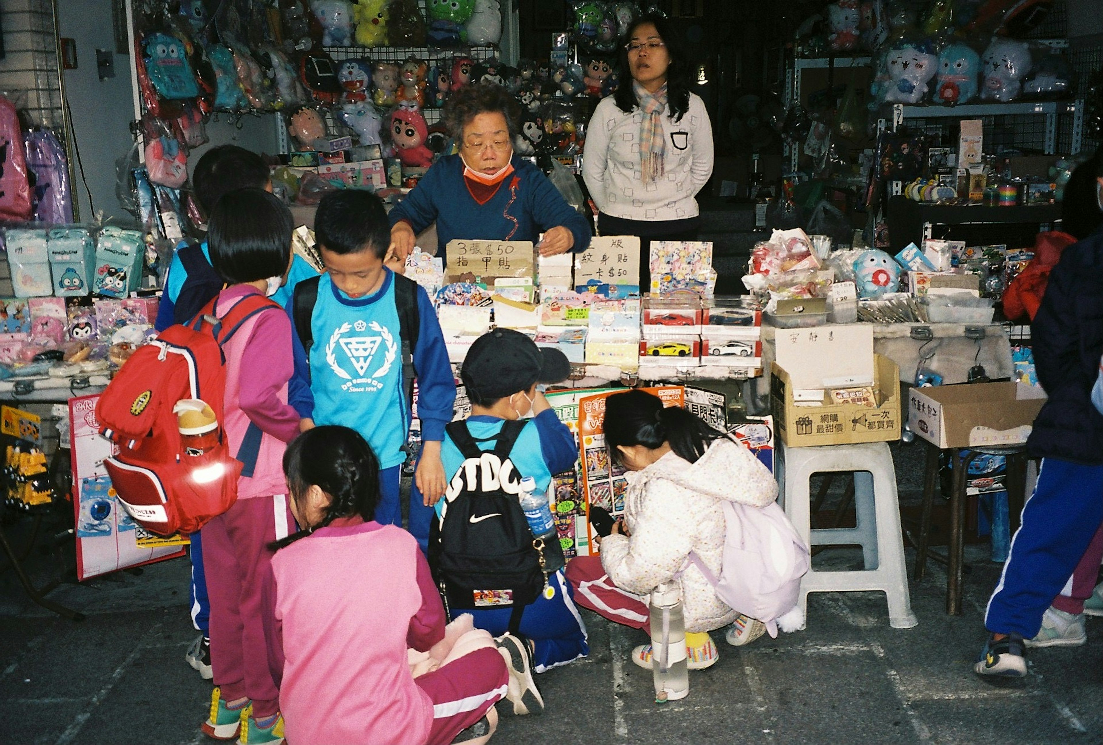 子供たちが屋台で商品を見ている様子