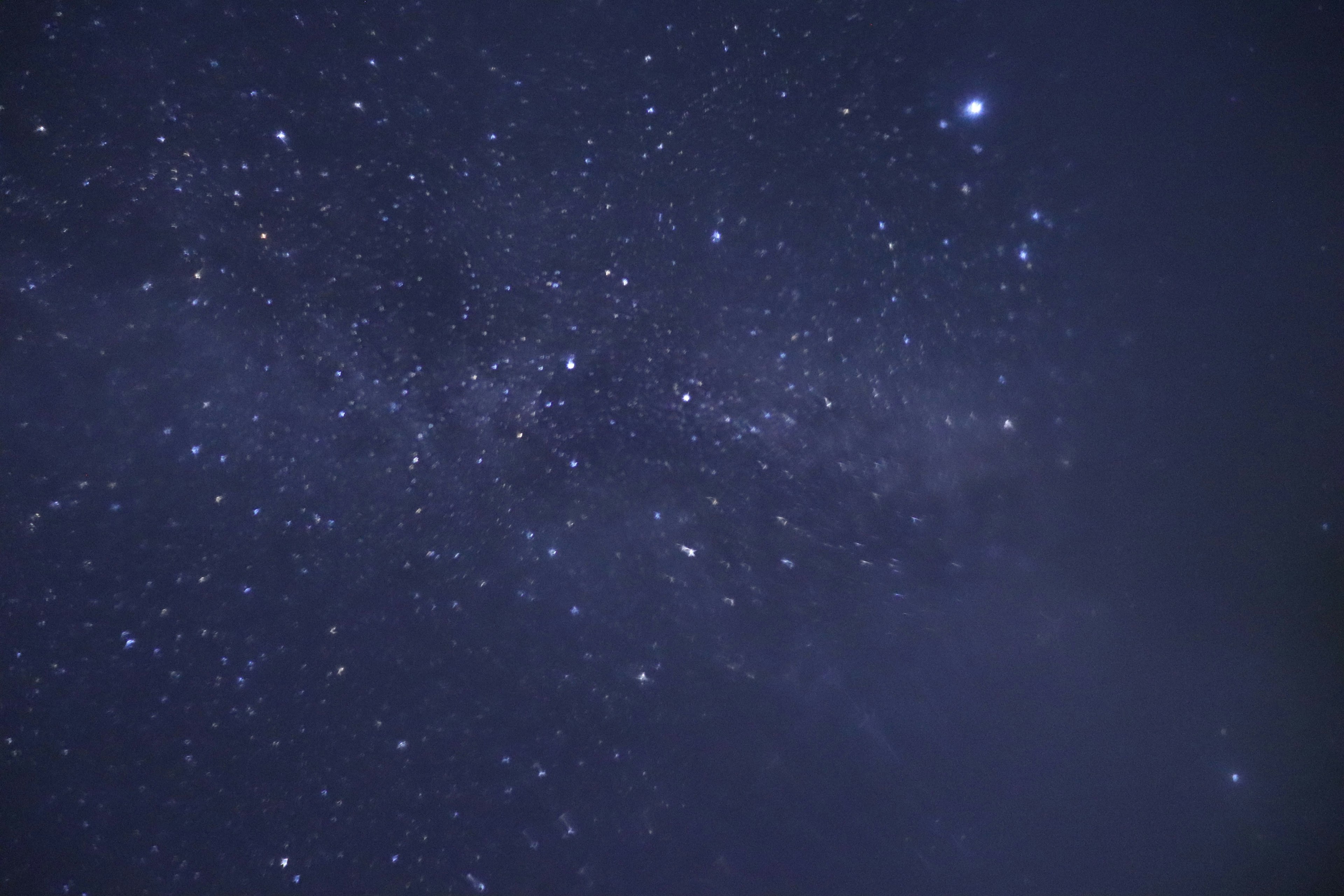 Ciel nocturne avec étoiles et une galaxie visible