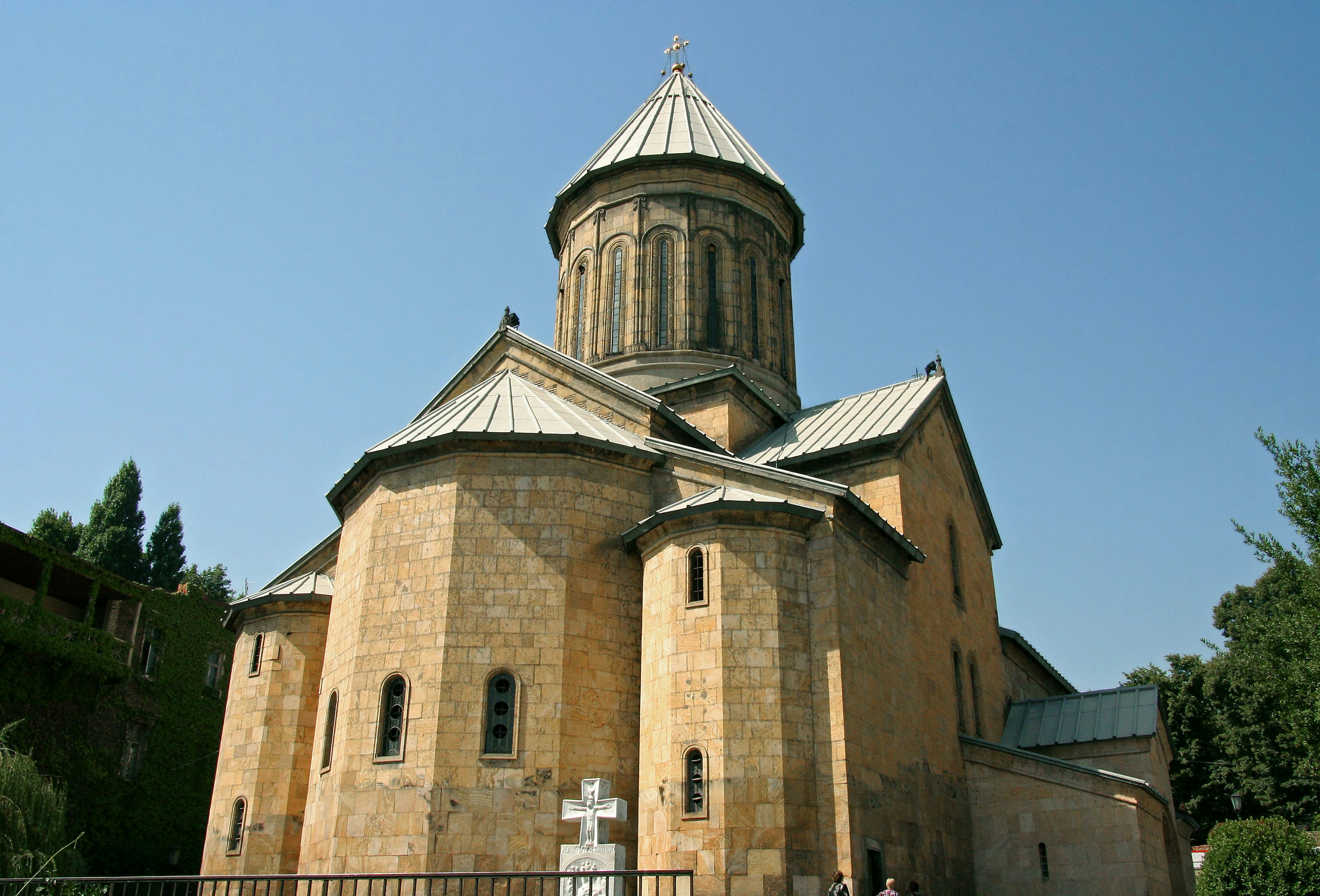 Schöne Steinkirche mit runder Kuppel