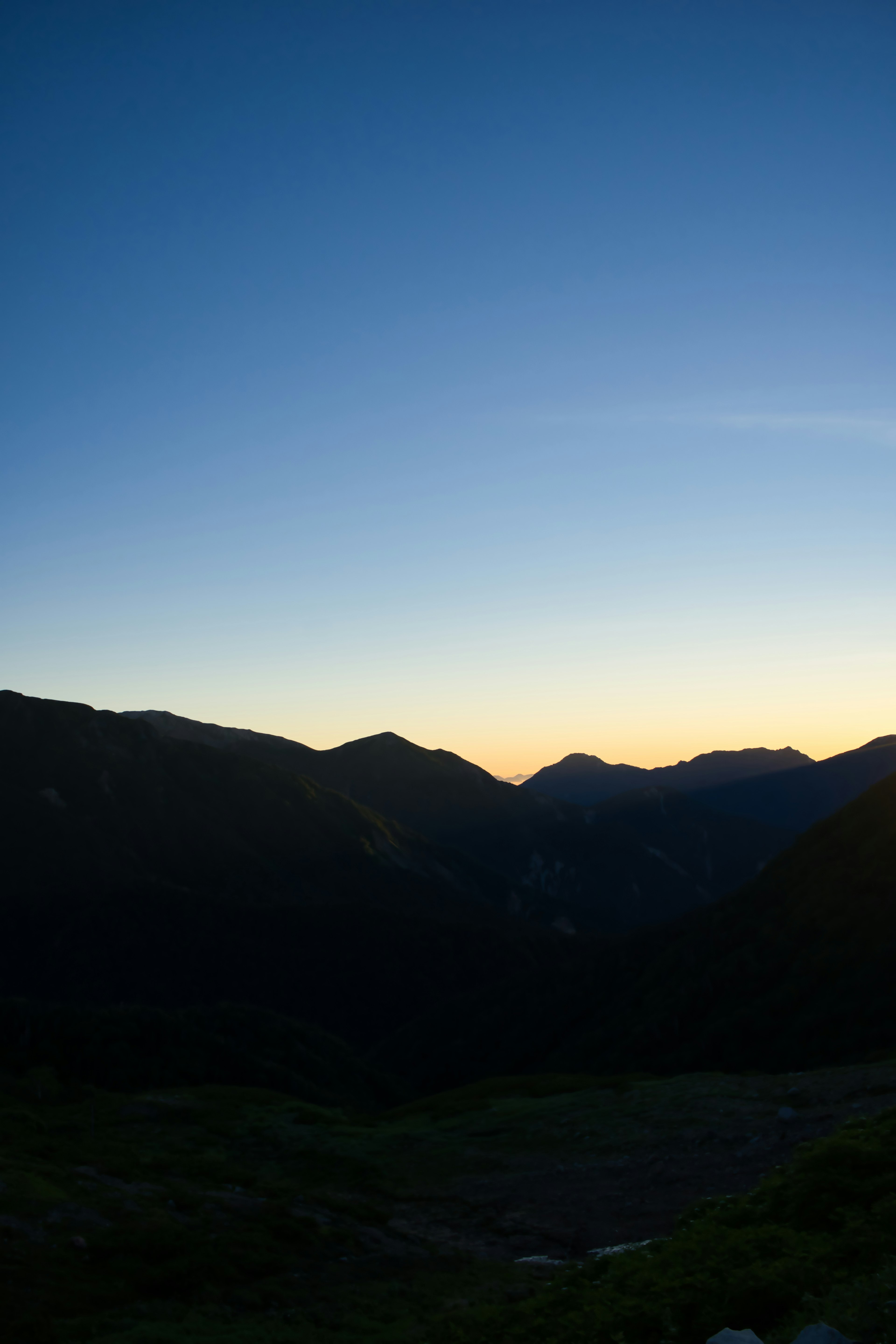 Silhouette de montagnes contre un ciel crépusculaire