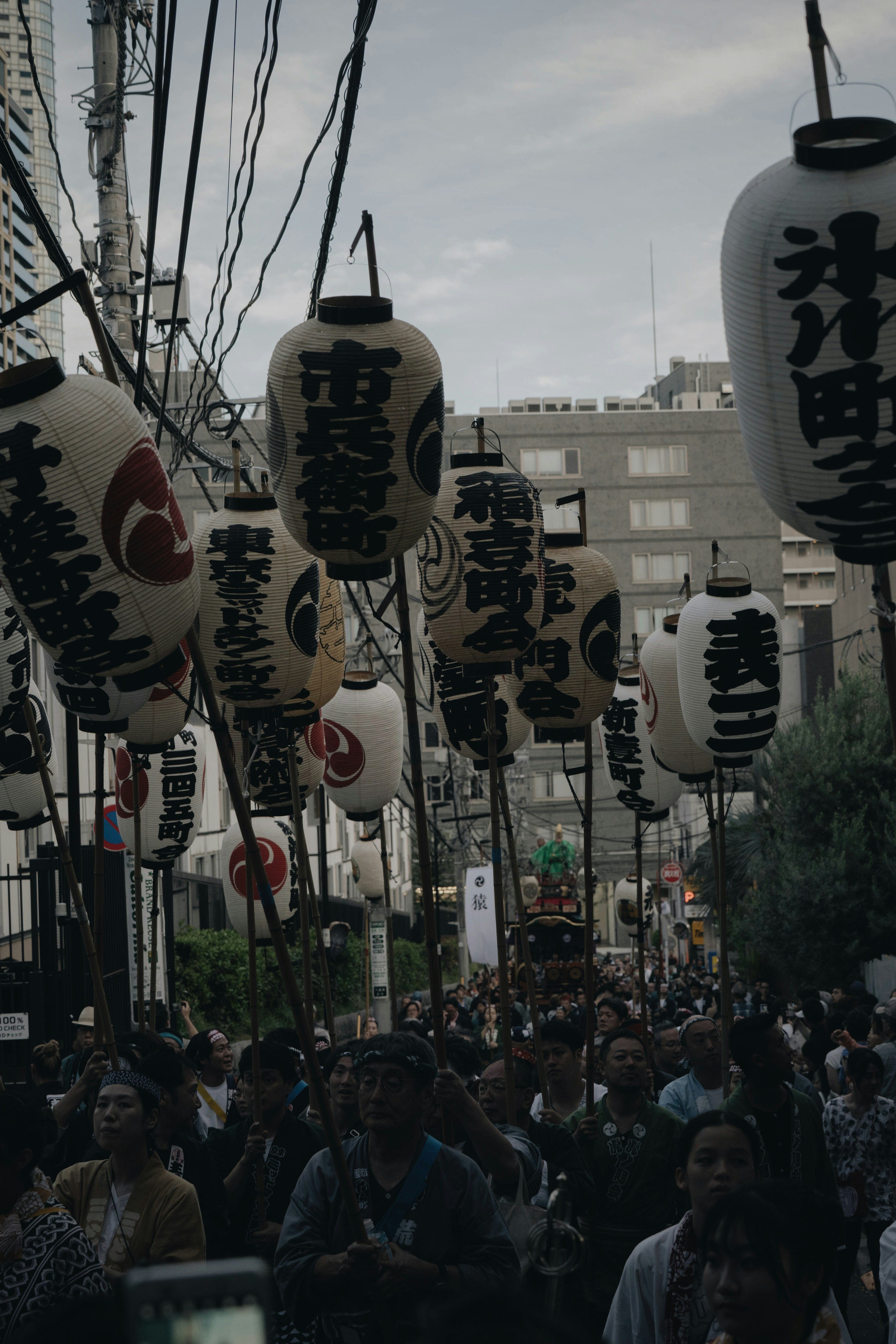 祭りの提灯が並ぶ賑やかな通りの風景