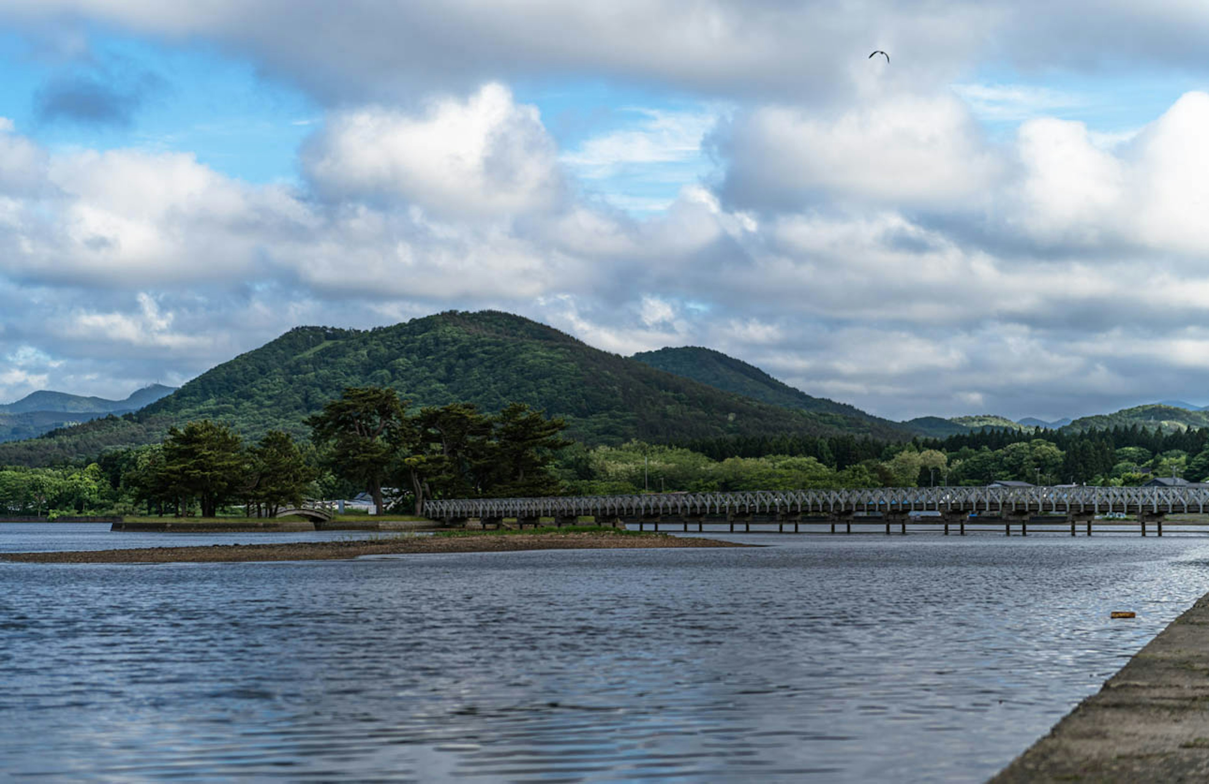 山と水面の風景が広がる穏やかな湖の風景