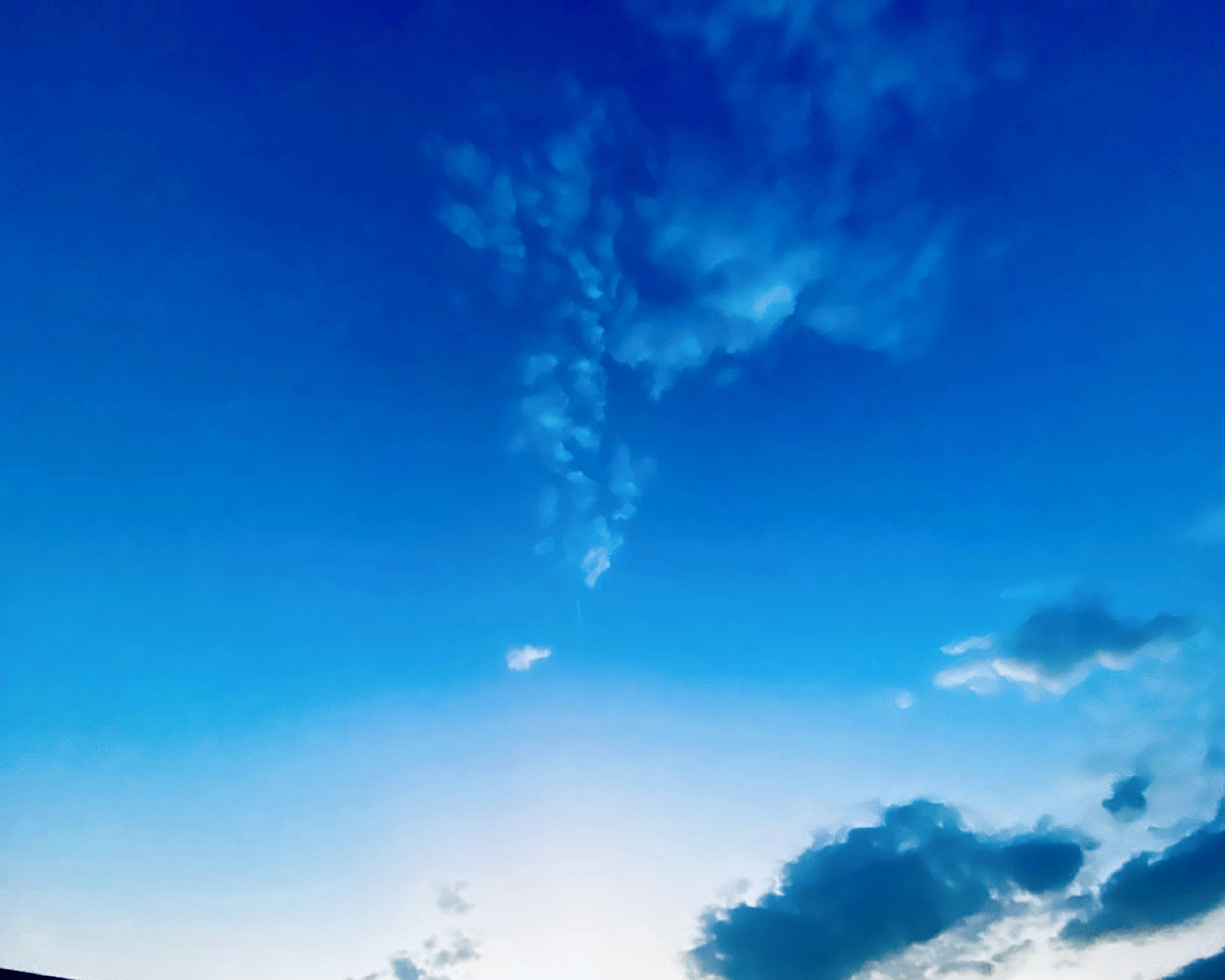 Ciel bleu expansif avec des nuages blancs éparpillés