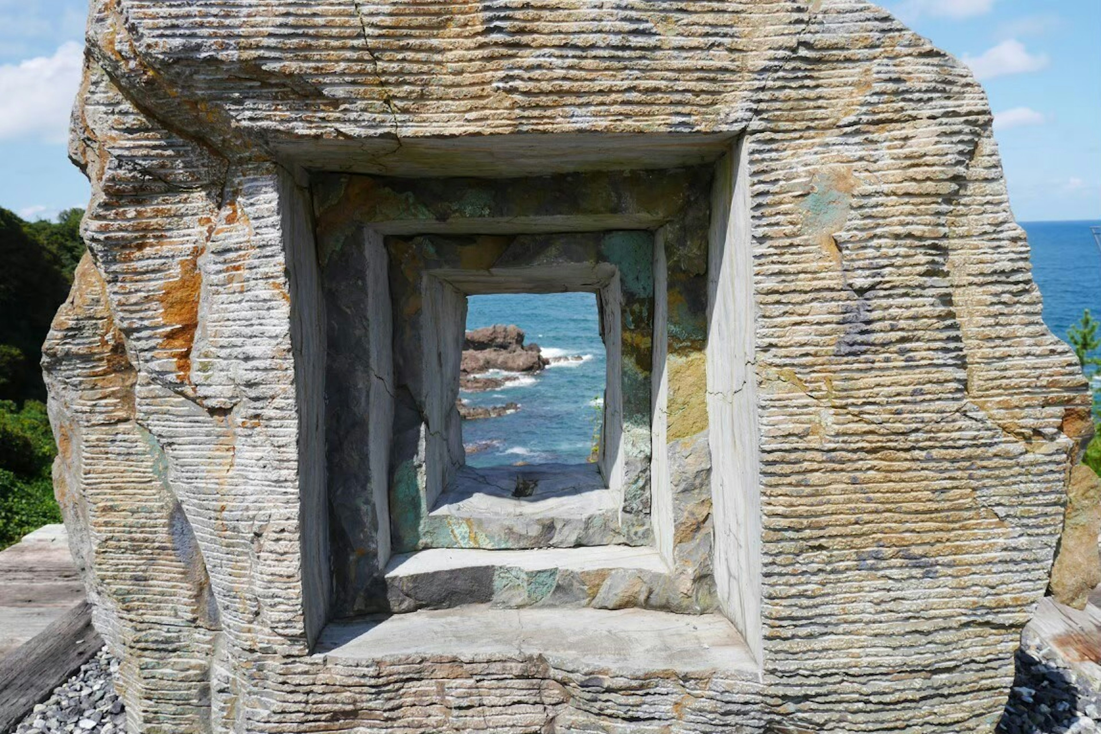 Marcos de piedra superpuestos con vista al mar