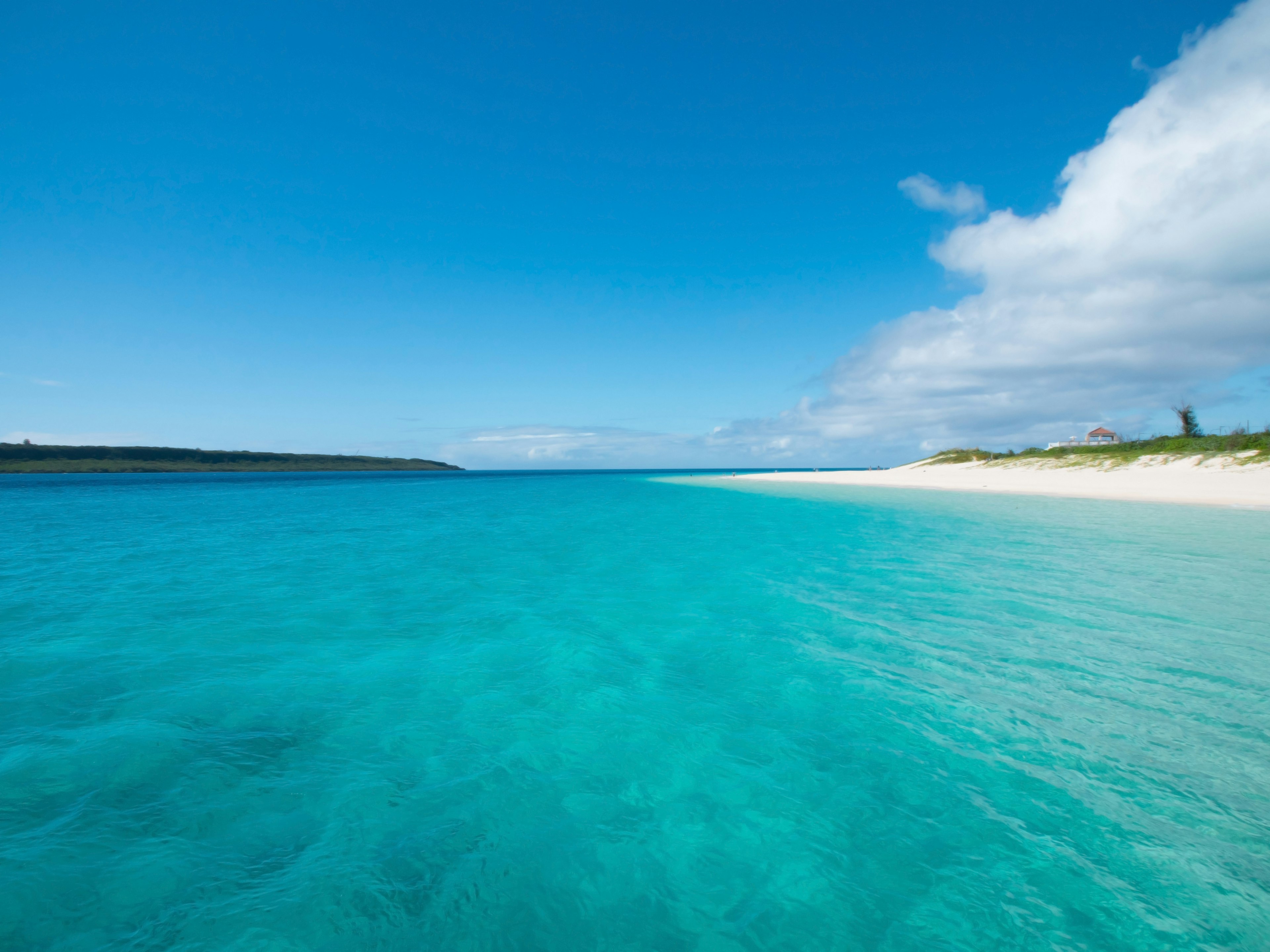 Schöne Aussicht auf den blauen Ozean und den weißen Sandstrand