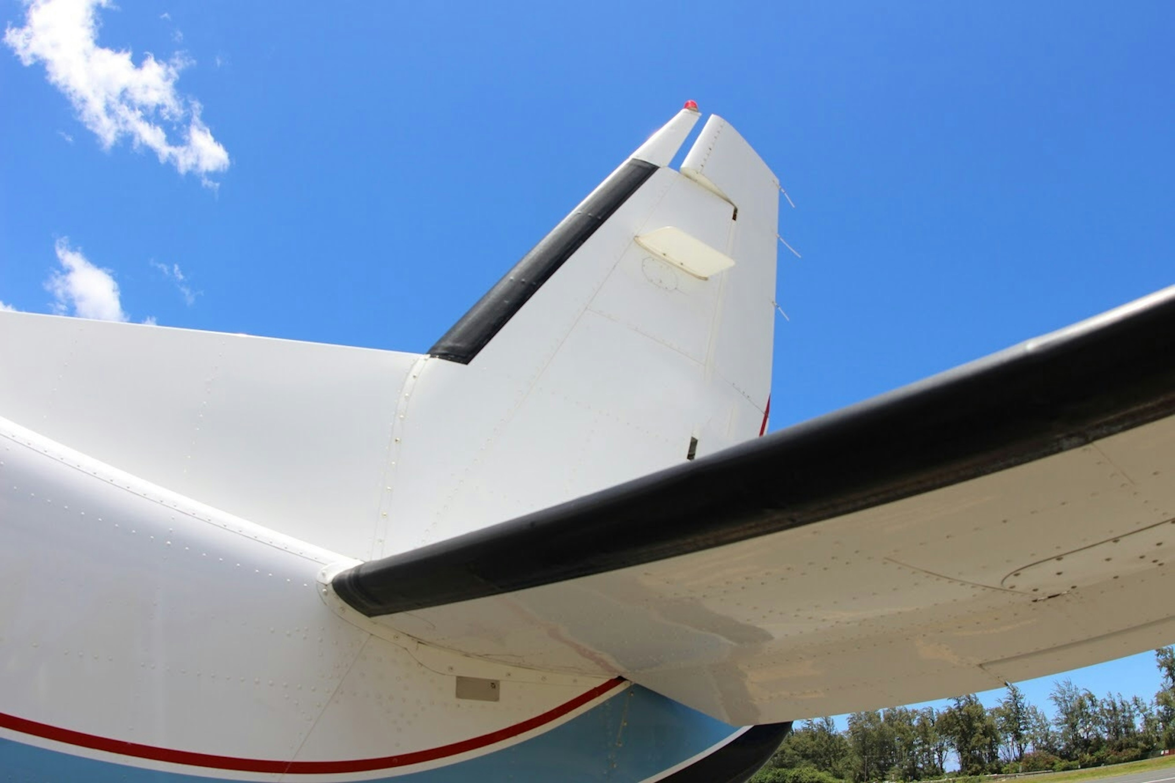 Gros plan de la queue d'un petit avion sur fond de ciel bleu