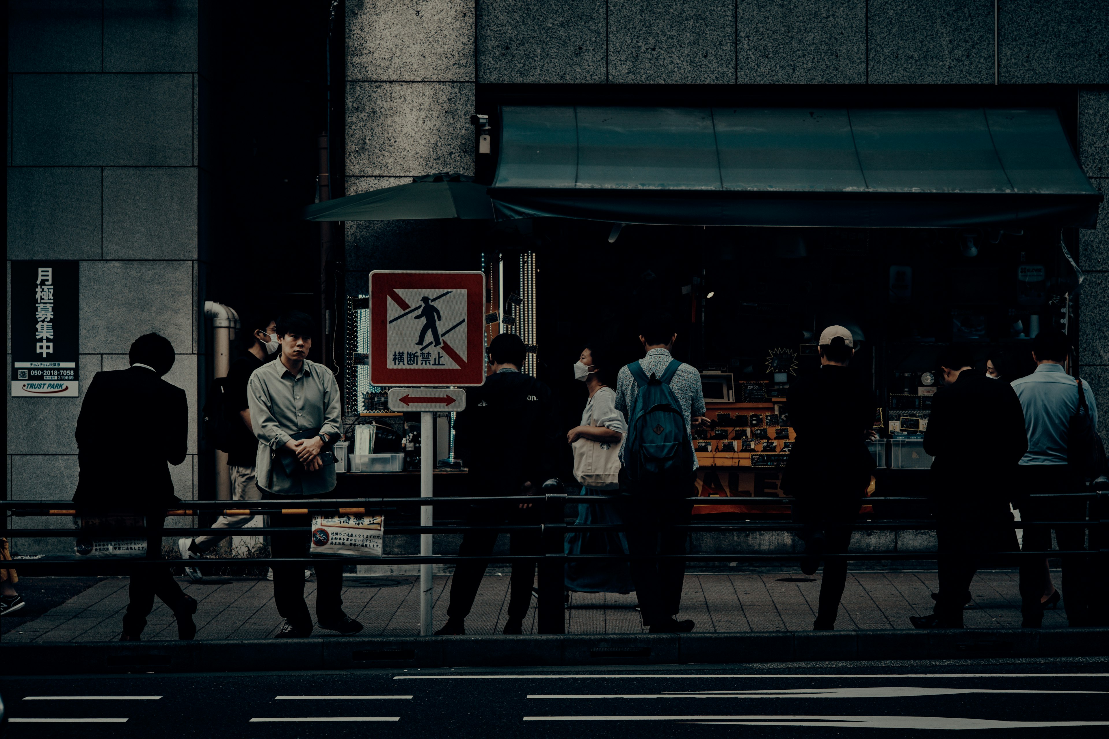 人々が横断歩道を待っている都市の風景