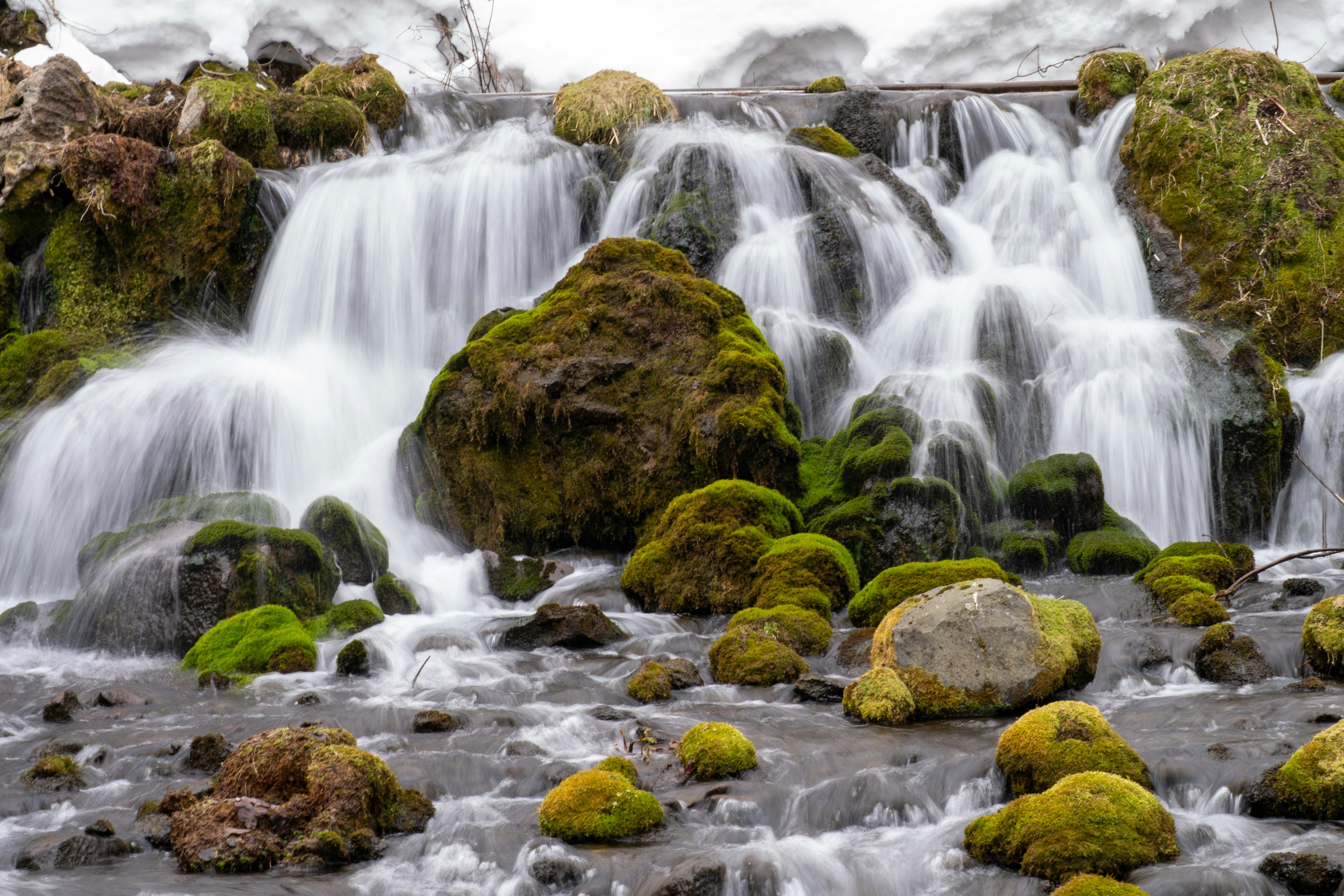 Une belle cascade tombant sur des rochers couverts de mousse