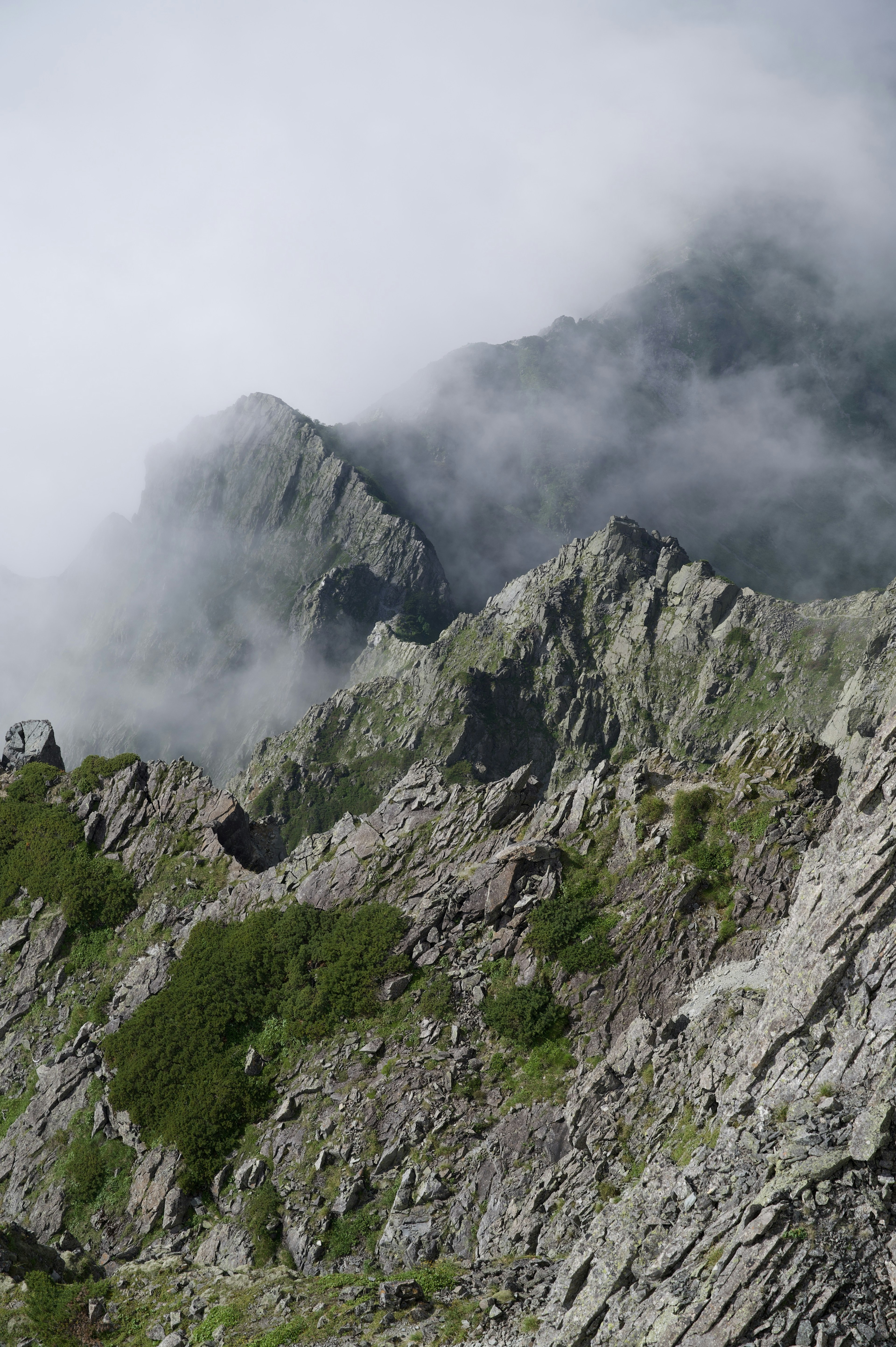 霧に包まれた山の風景と岩の層