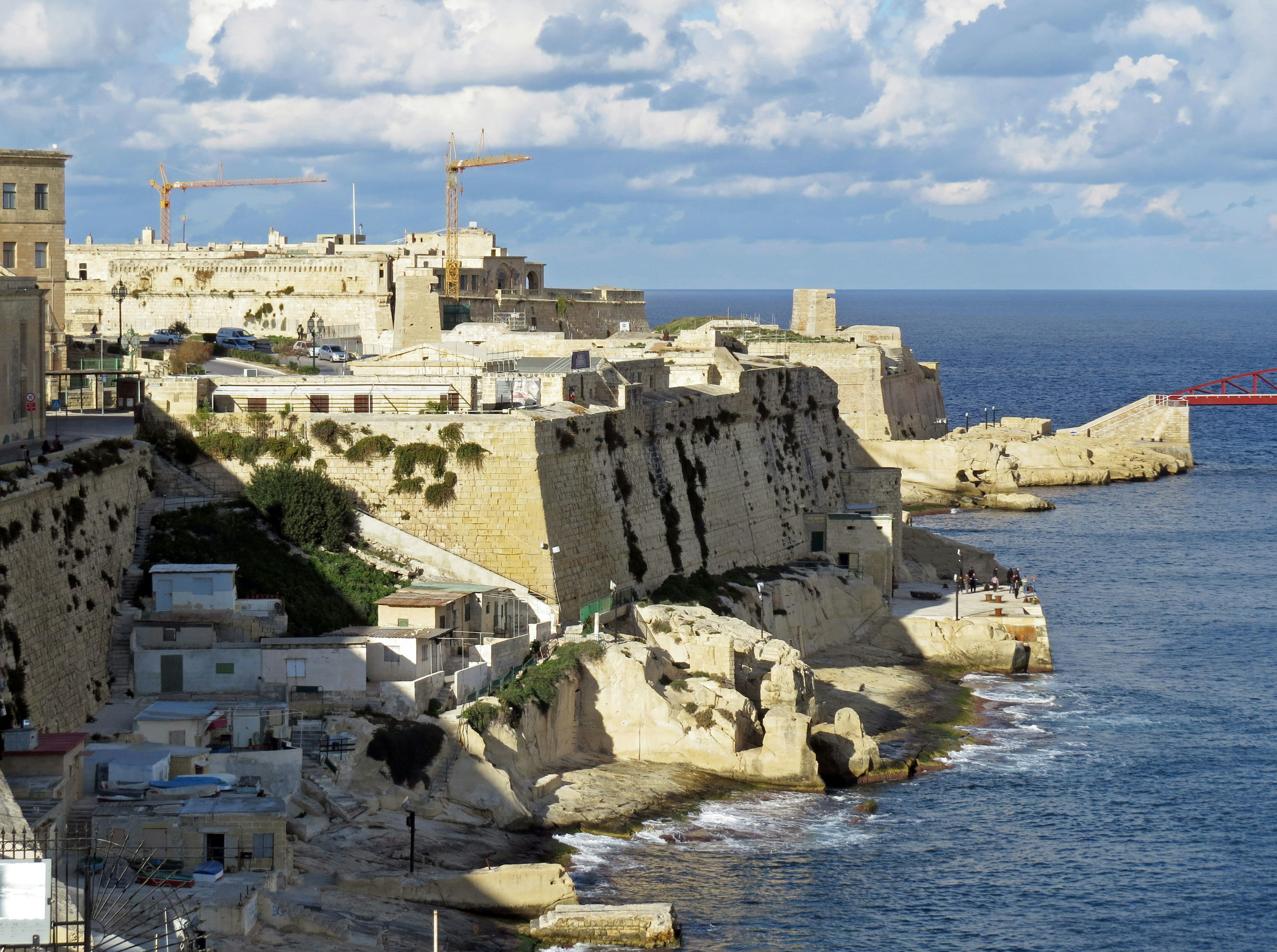 Vue côtière de Malte avec des bâtiments historiques et une mer bleue