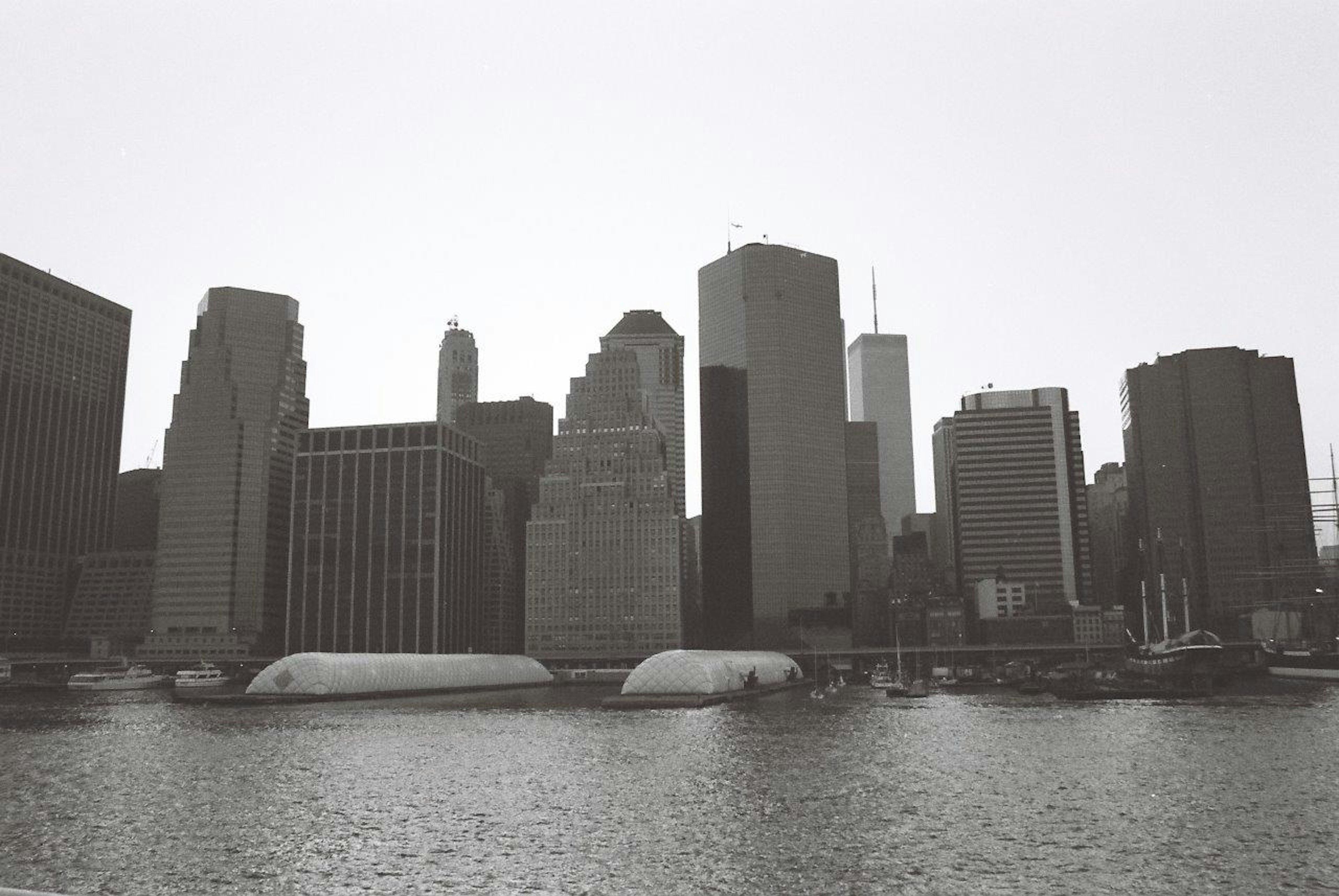 Silhouette de ciudad en blanco y negro con reflejos en el agua