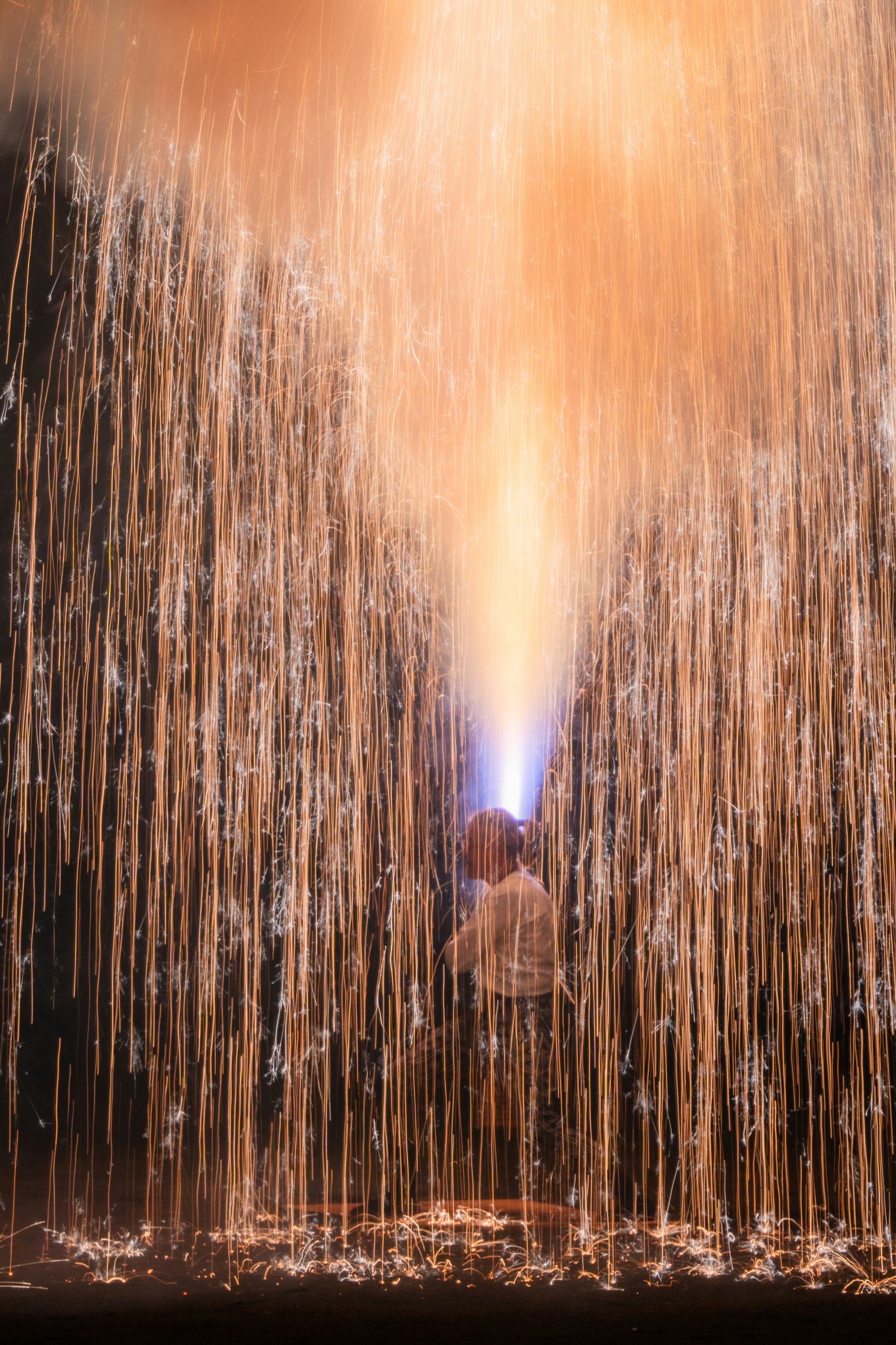 Un rideau d'eau d'une fontaine avec des effets de lumière dans une scène nocturne