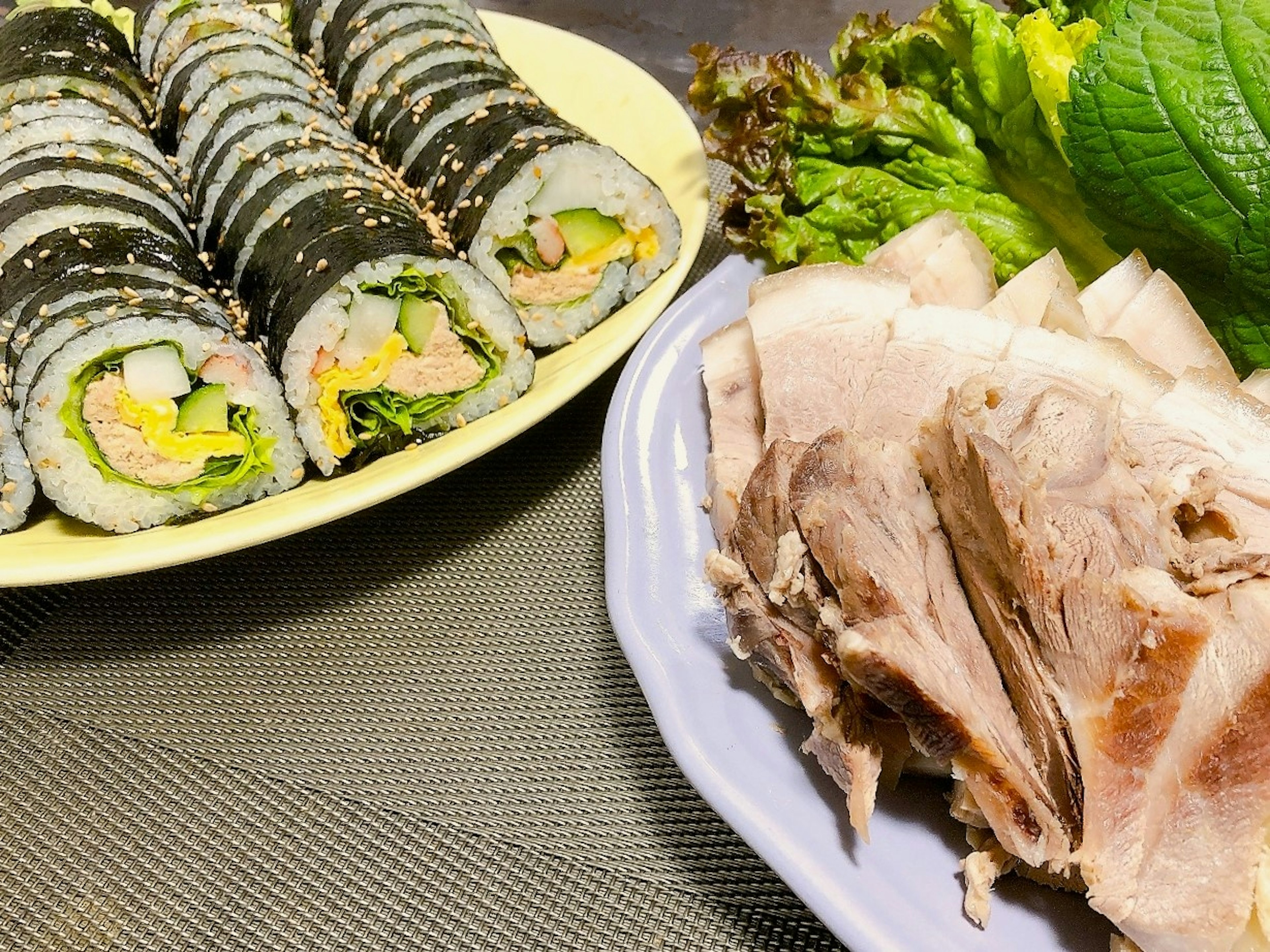 맛있는 한국 김밥과 슬라이스된 돼지고기와 신선한 채소