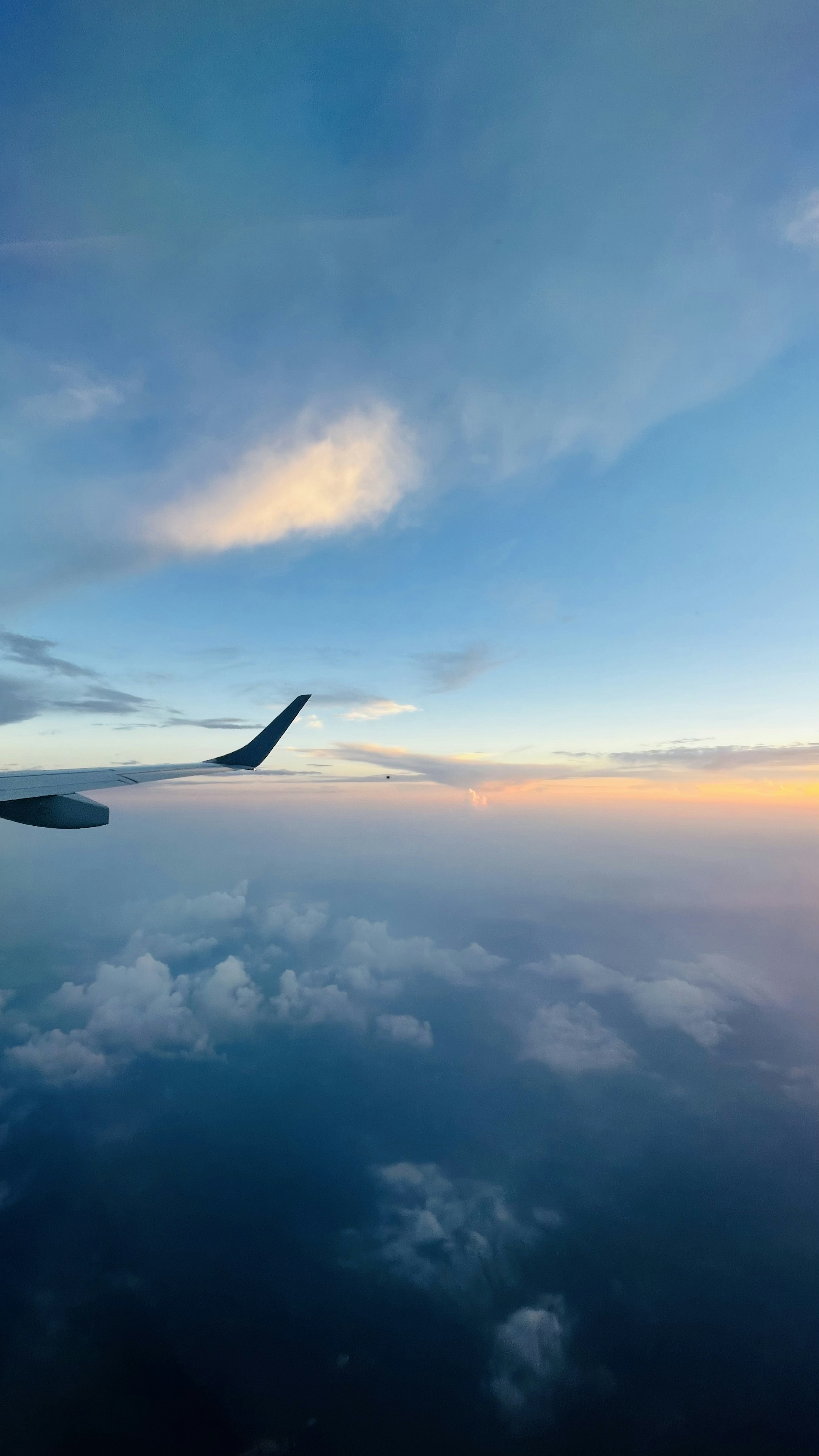 飛行機の翼と空の美しい景色