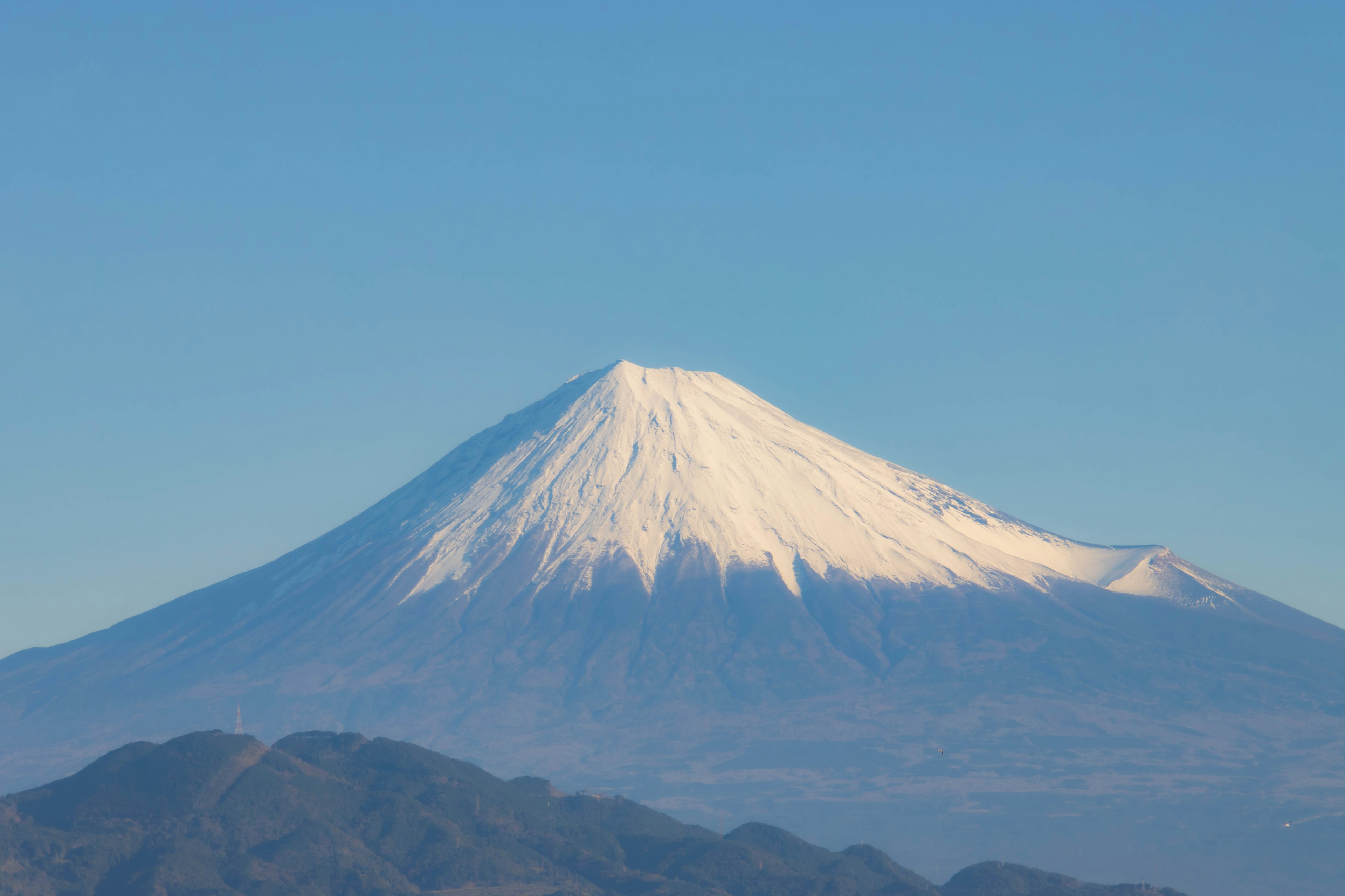 Pemandangan indah Gunung Fuji yang tertutup salju di bawah langit biru