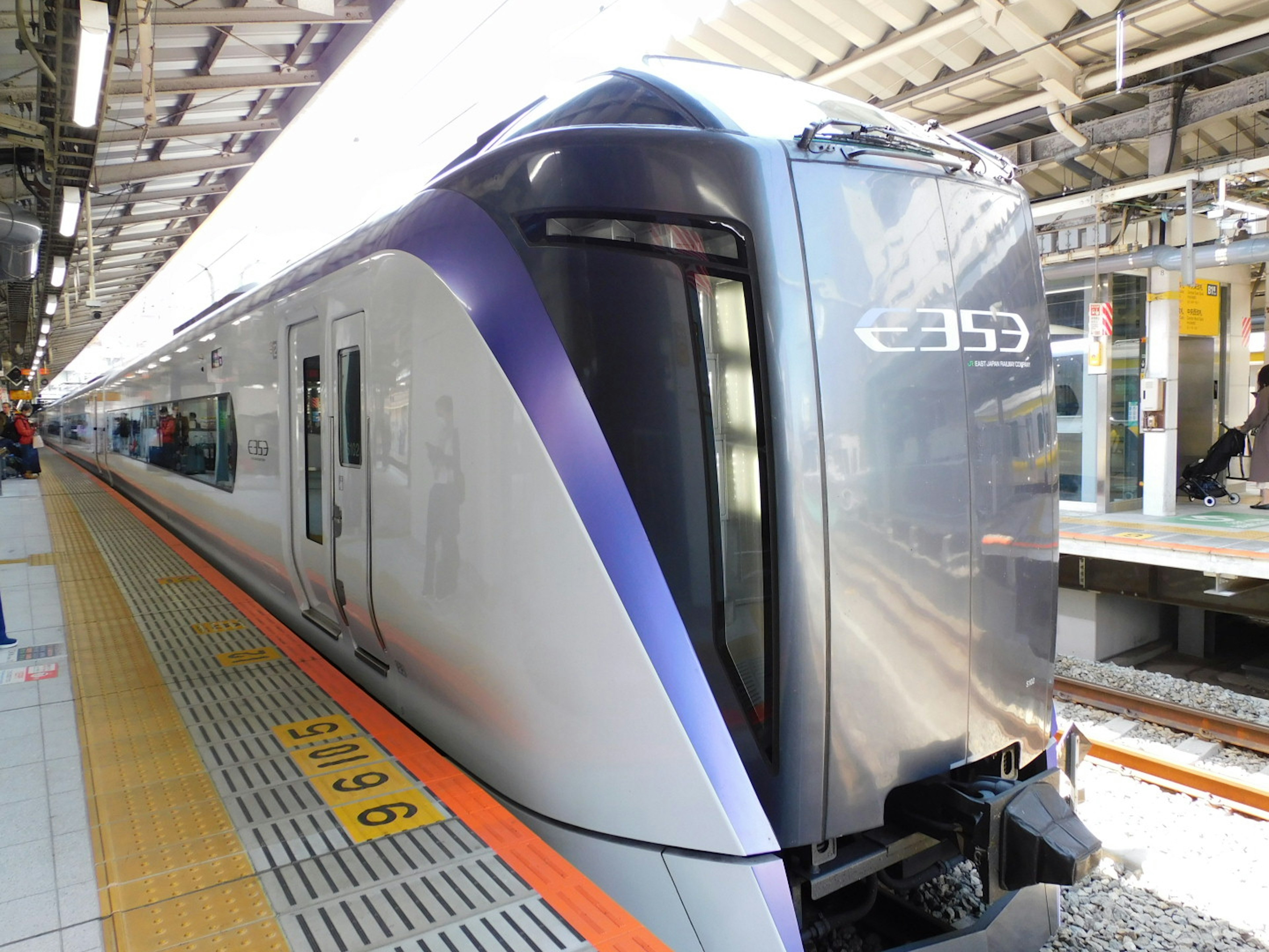 Kereta modern dengan desain ramping di stasiun