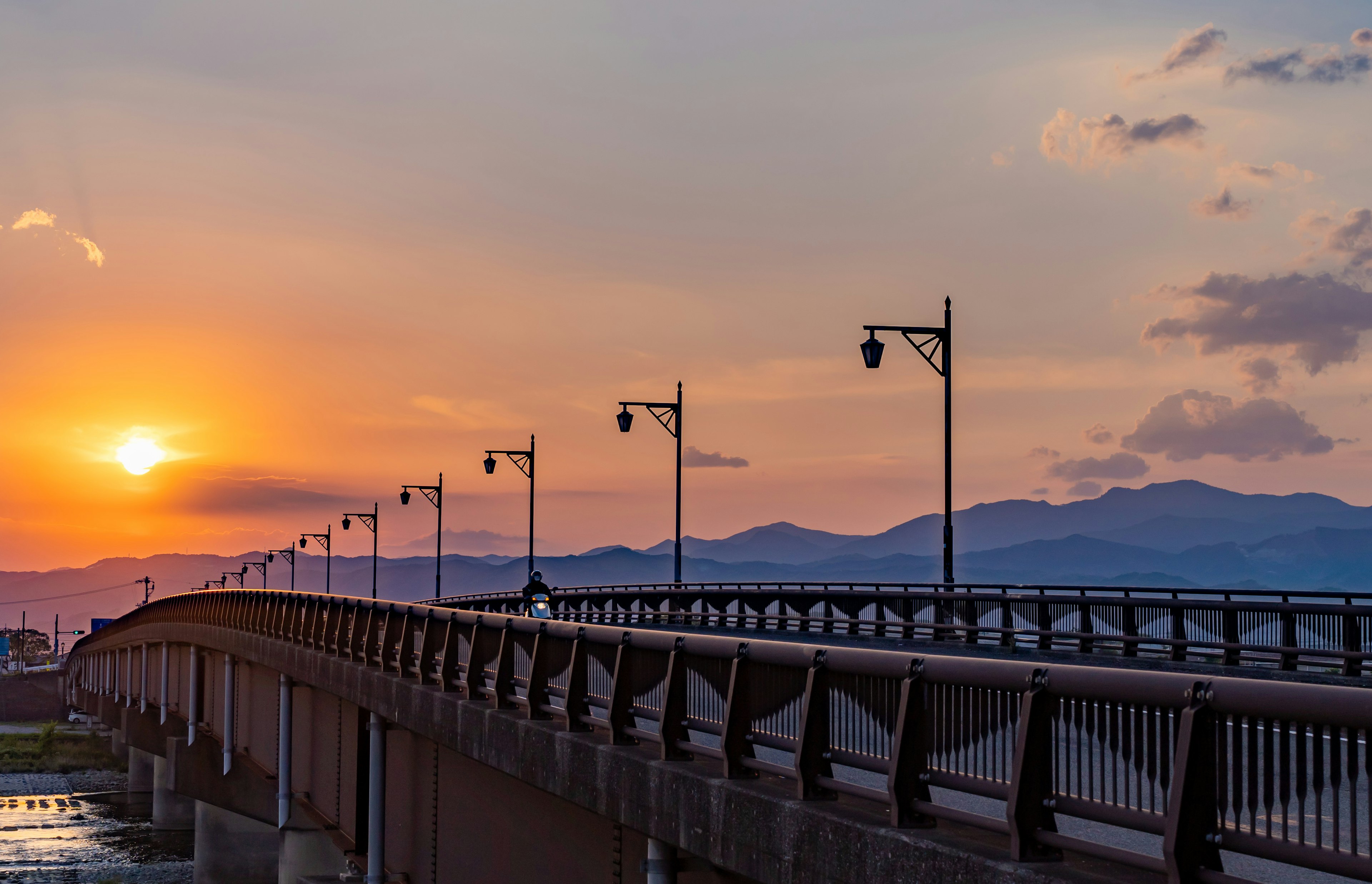 美しい夕日をバックにした橋の風景