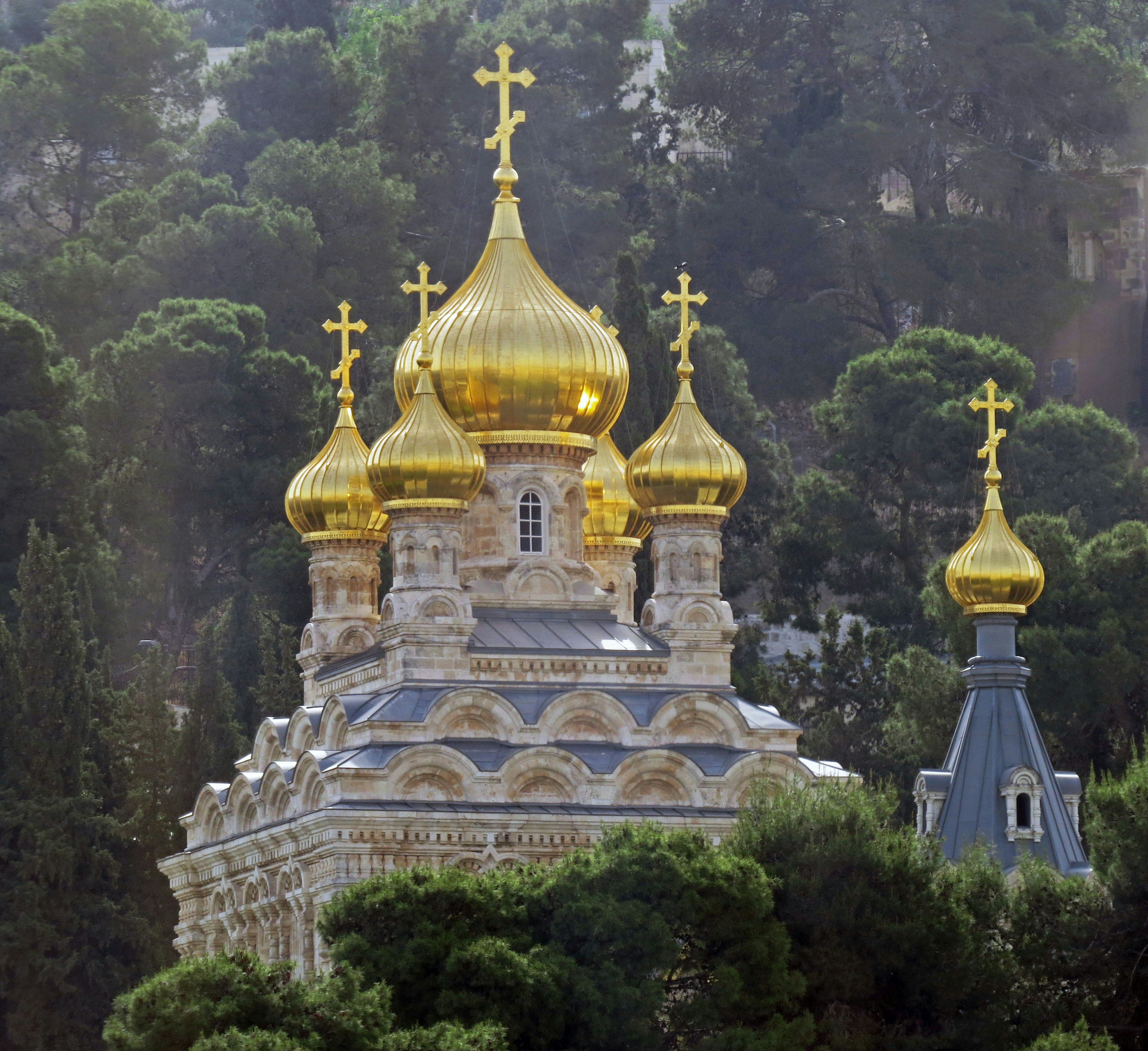 Bâtiment d'église magnifique avec des dômes dorés et des croix