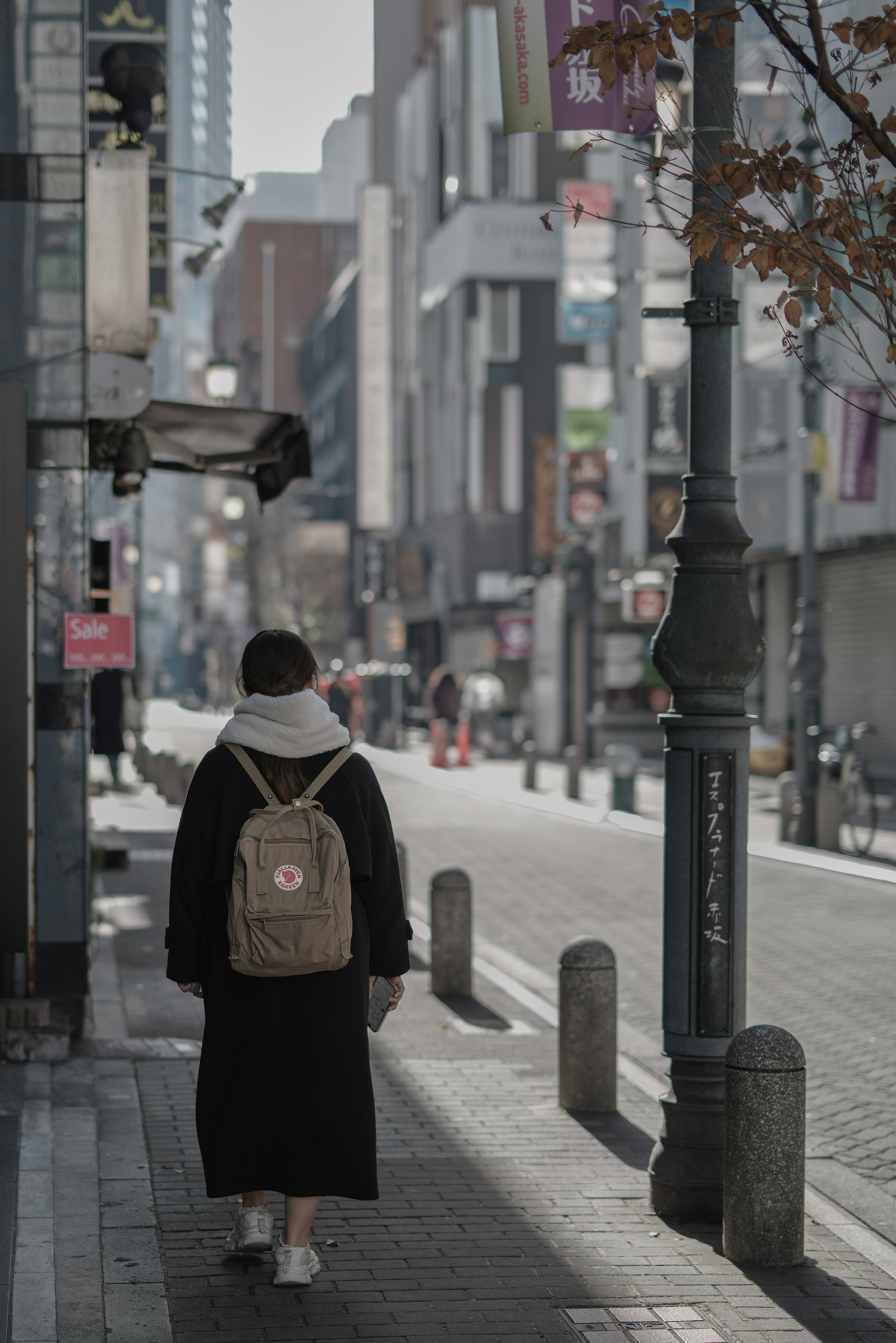 街を歩く人物の後姿と静かな通りの景色