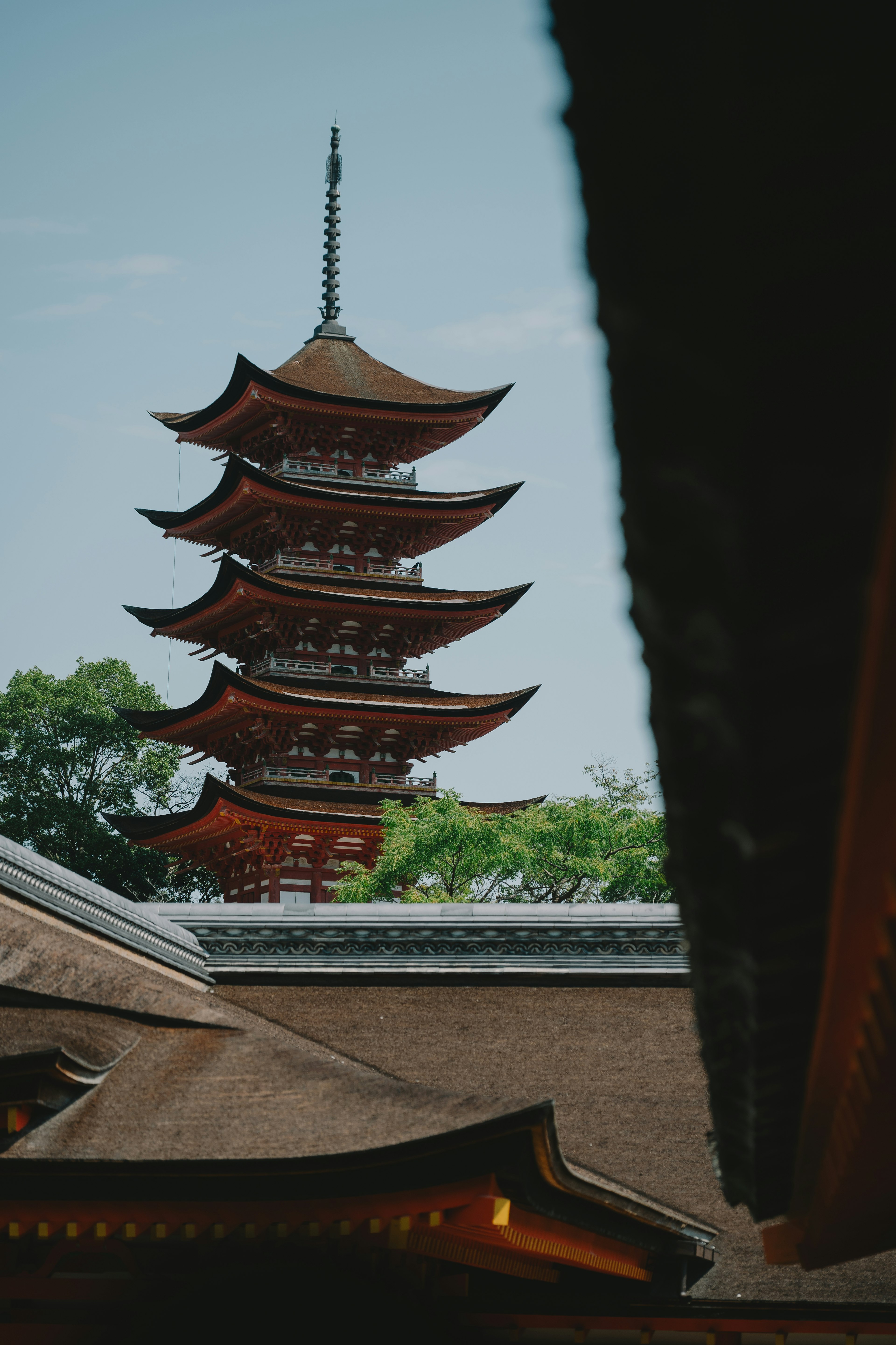 Pagode japonaise traditionnelle visible sous le ciel bleu