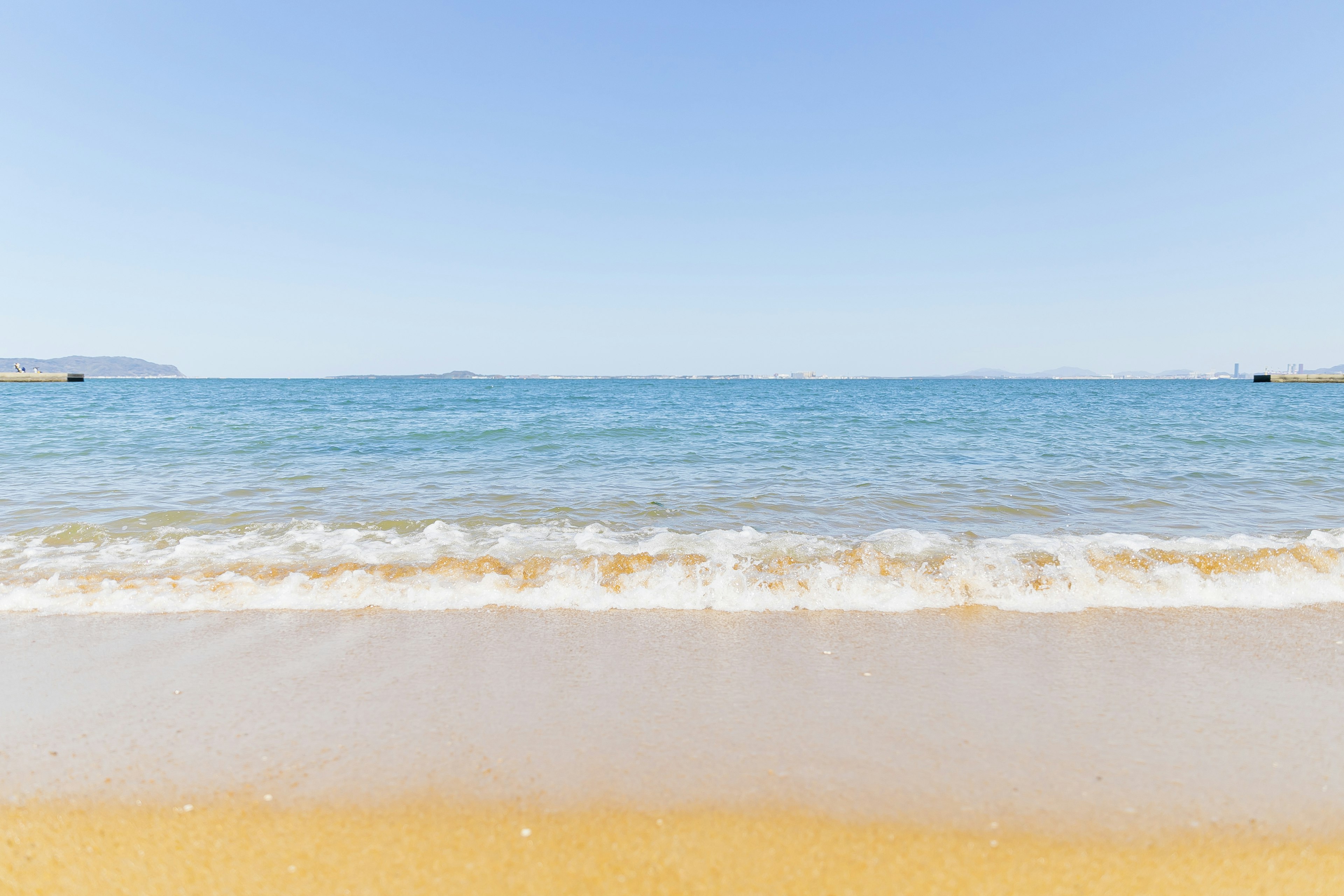 Pemandangan laut biru dan pantai berpasir