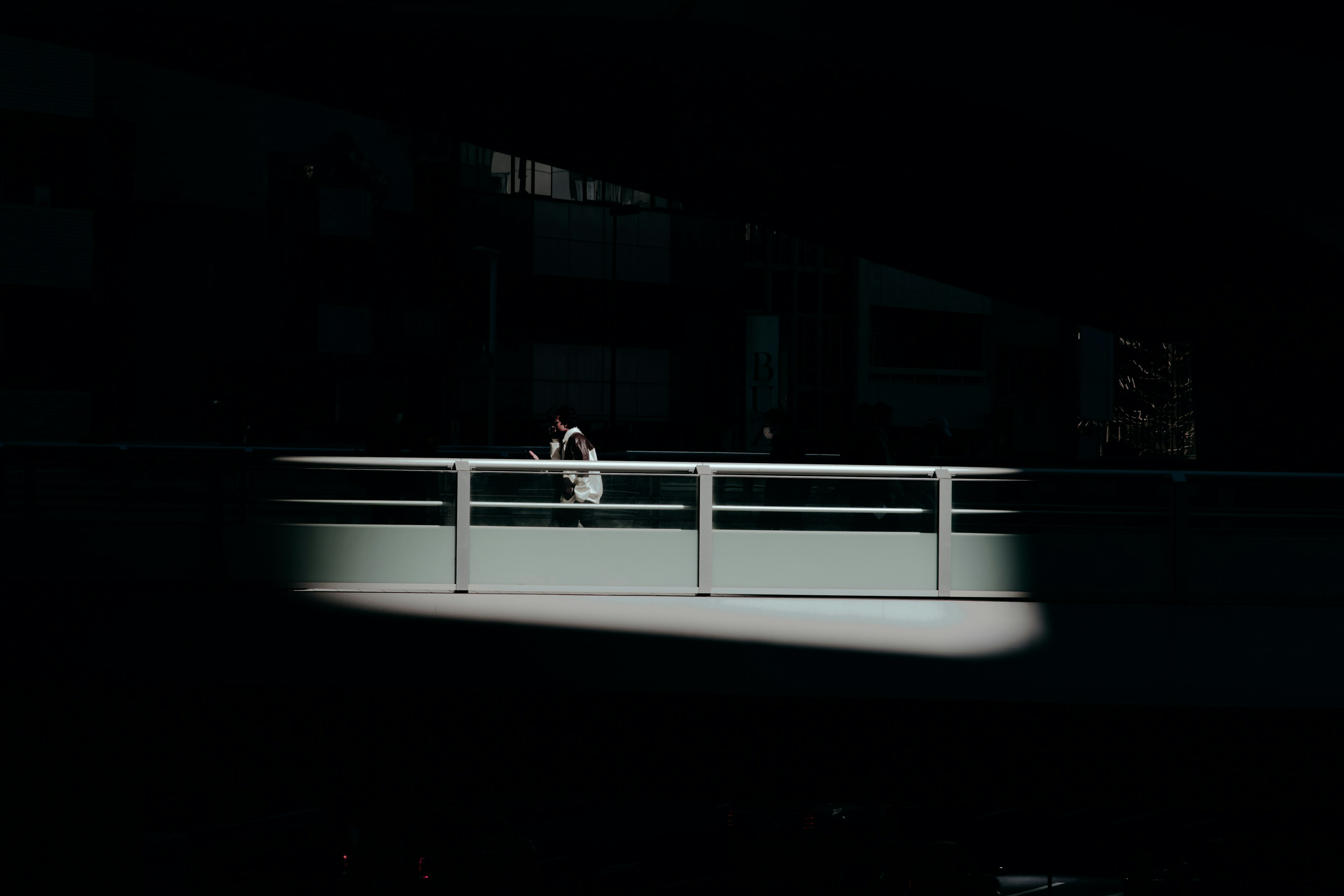 Scène avec une rampe lumineuse sur un fond sombre