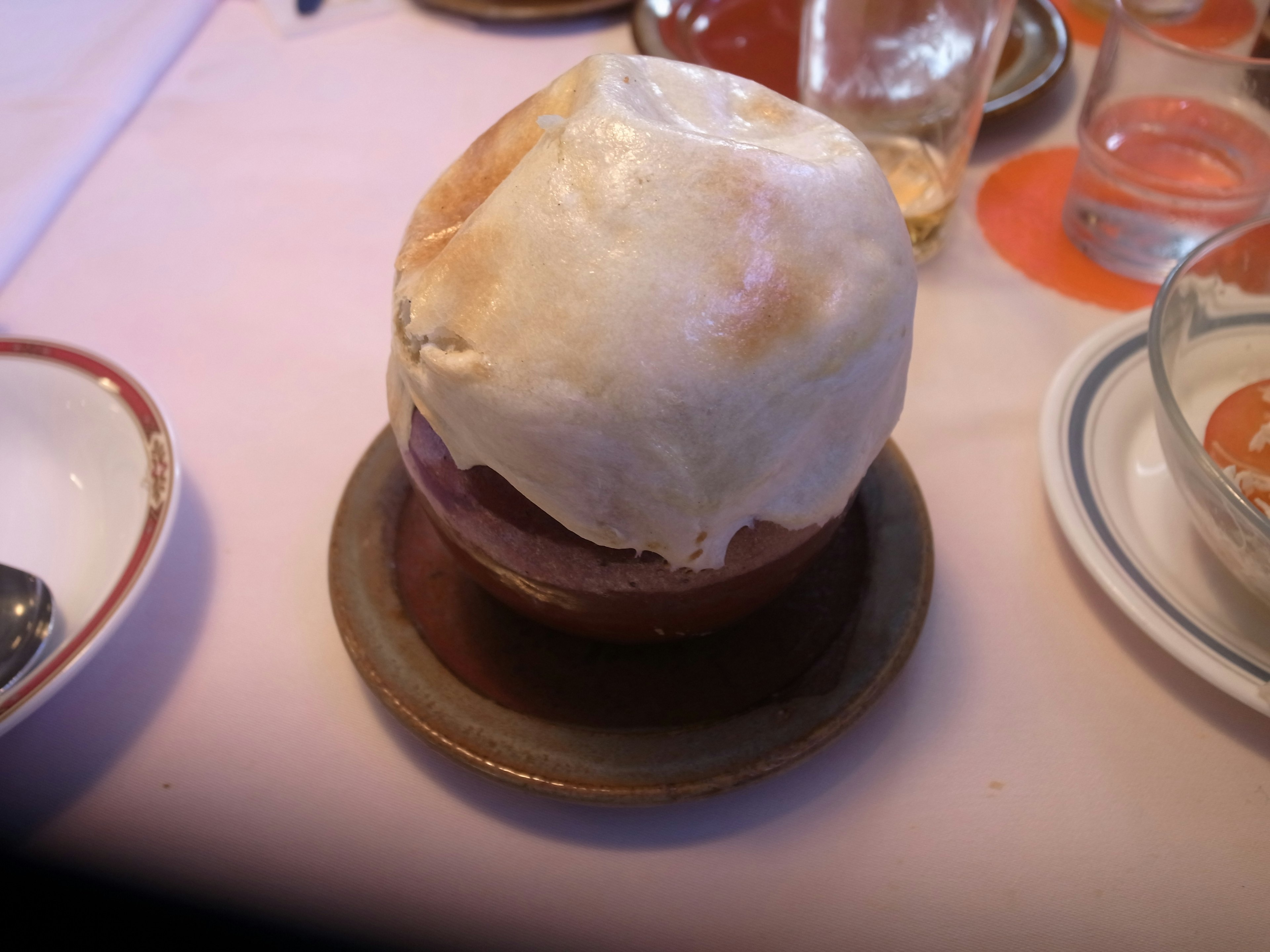 Dessert sur une assiette avec de la crème