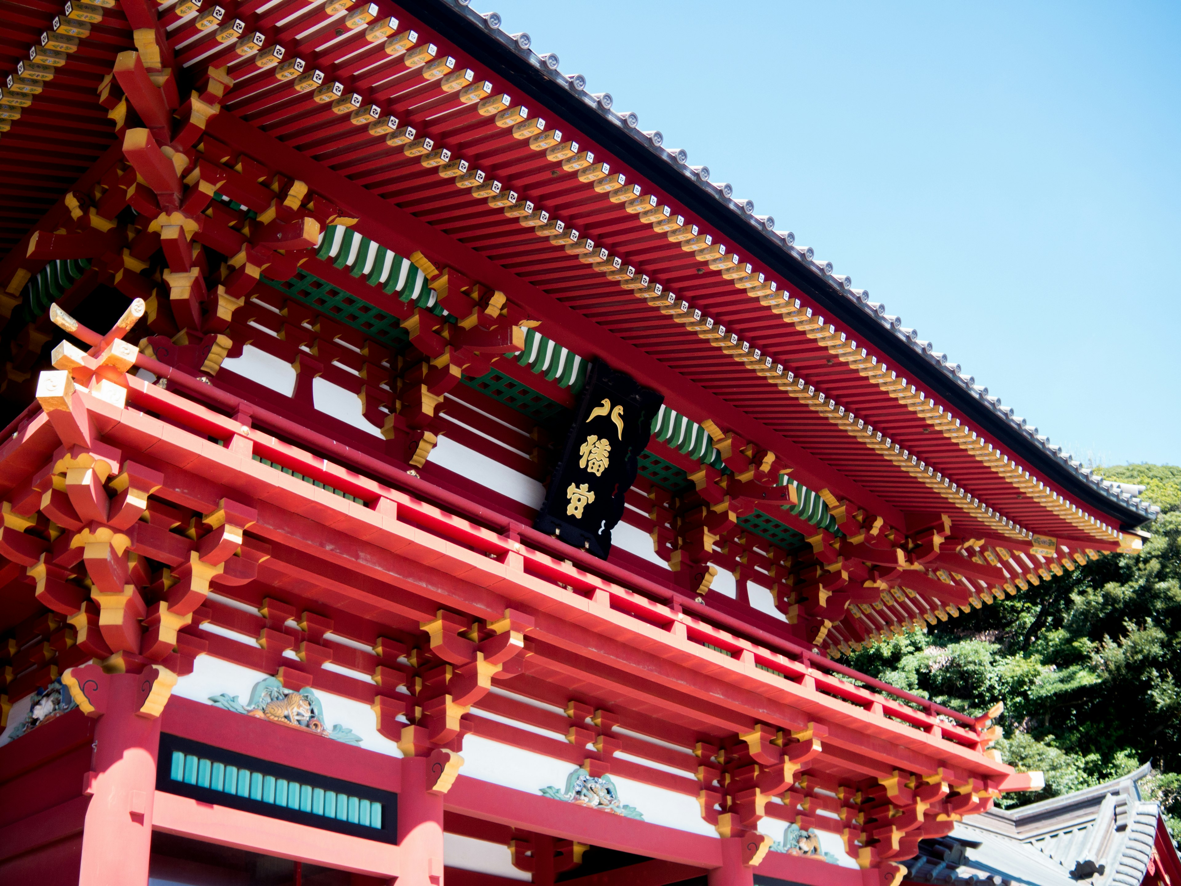 Traditionelles japanisches Schreintor mit aufwendigen roten Verzierungen