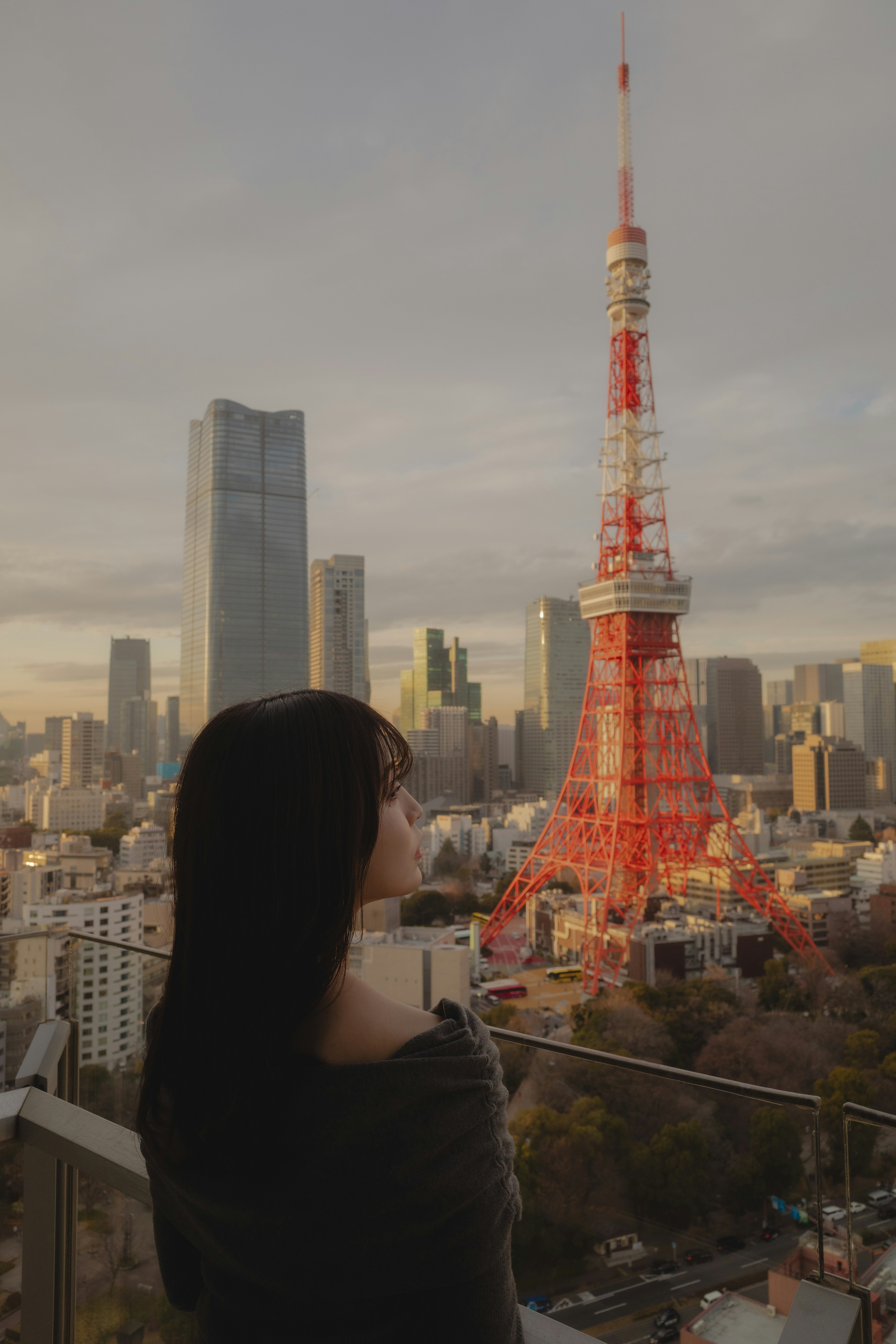 Silueta de una mujer con la Torre de Tokio y el horizonte urbano