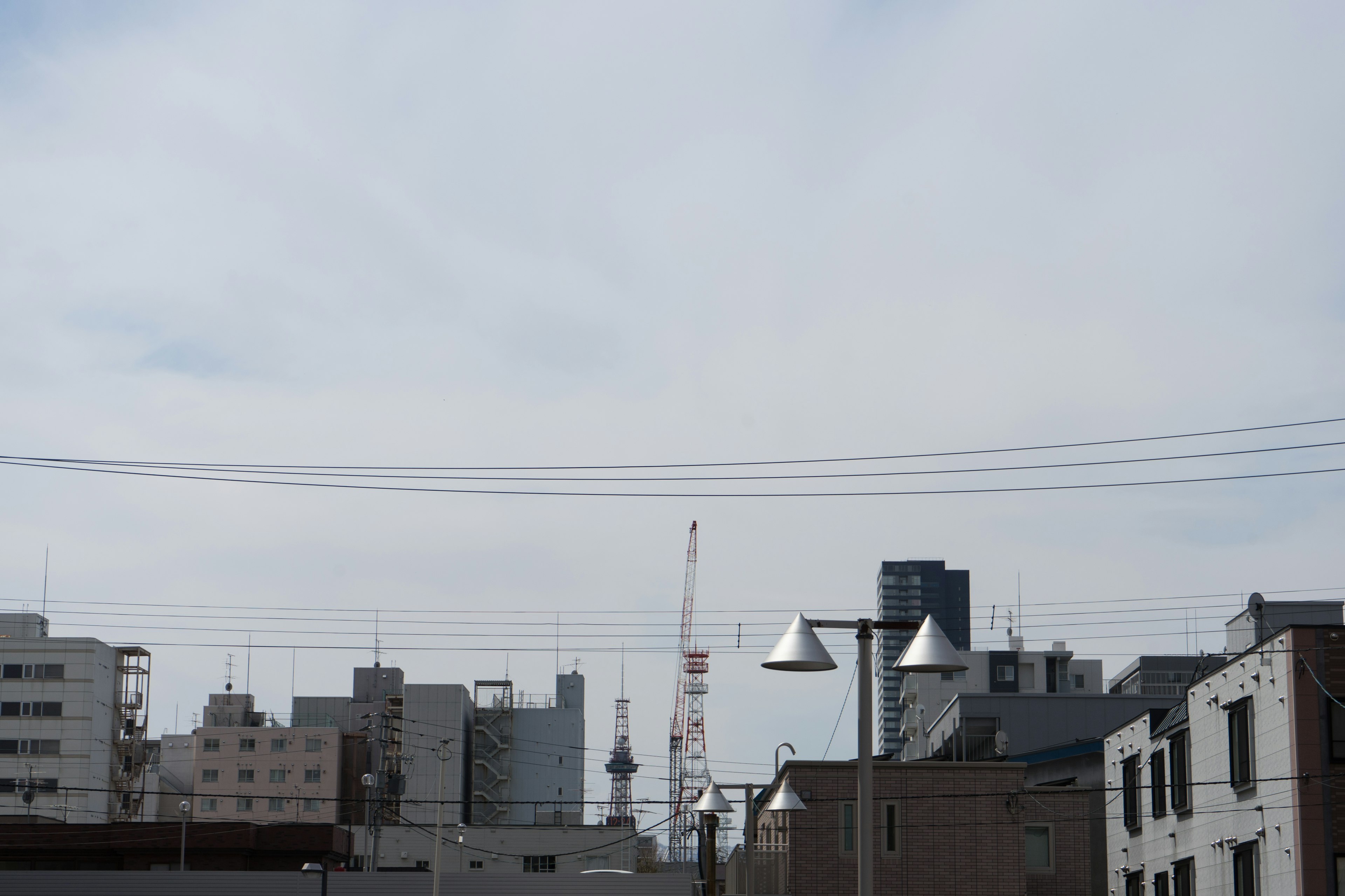 東京のビル群とスカイツリーが見える風景