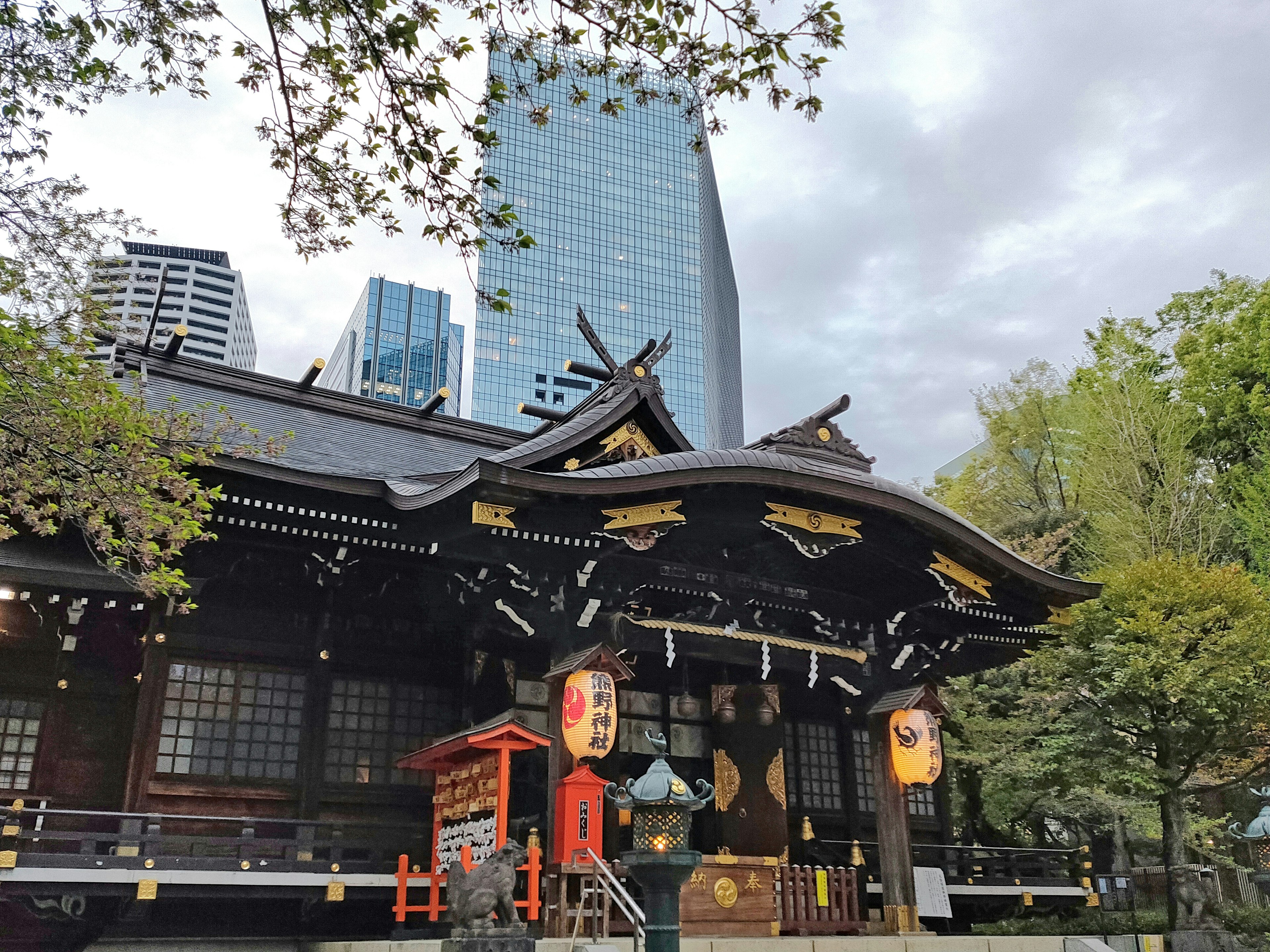 传统神社建筑位于现代摩天大楼后面