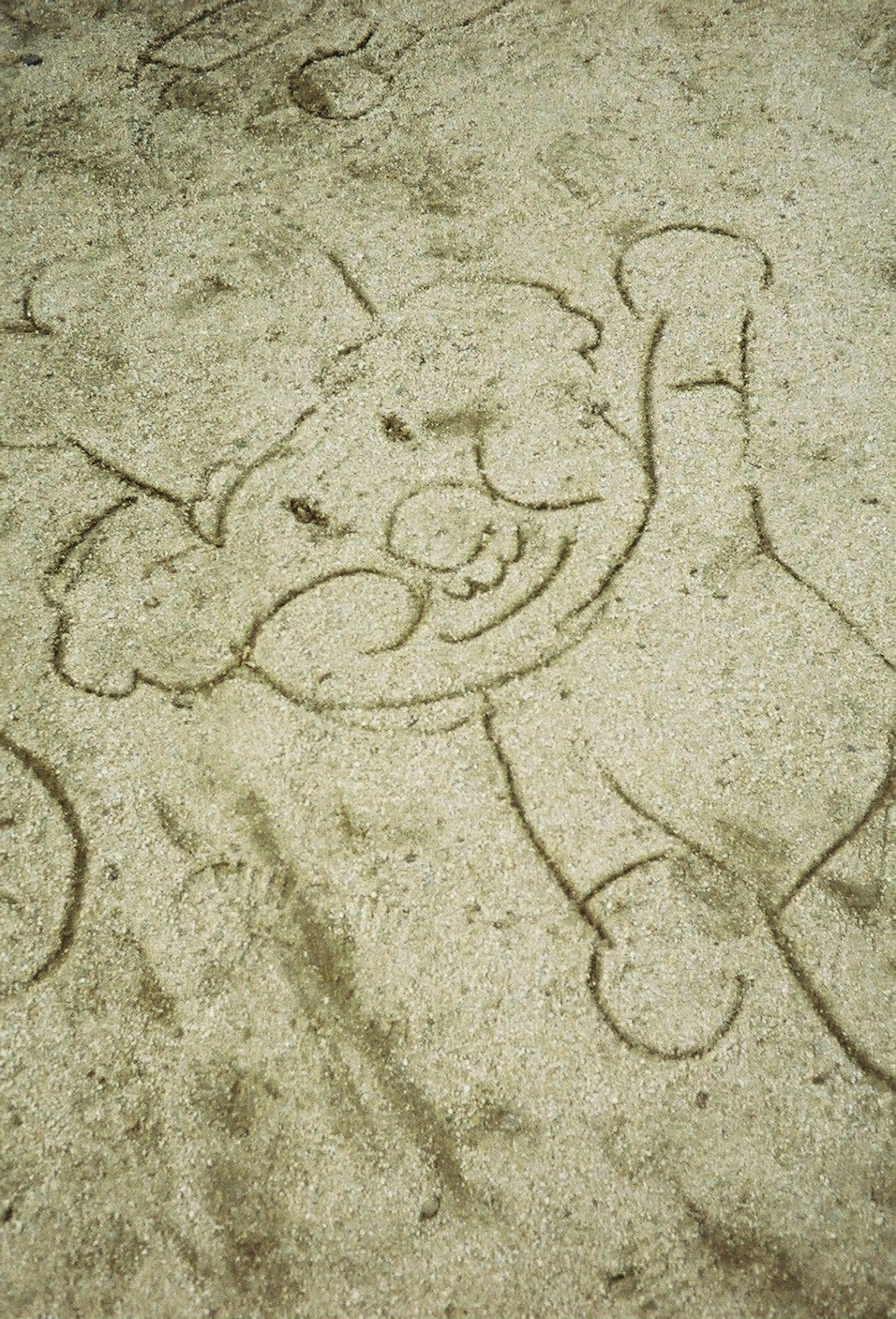 Une illustration de clown souriant dessinée dans le sable